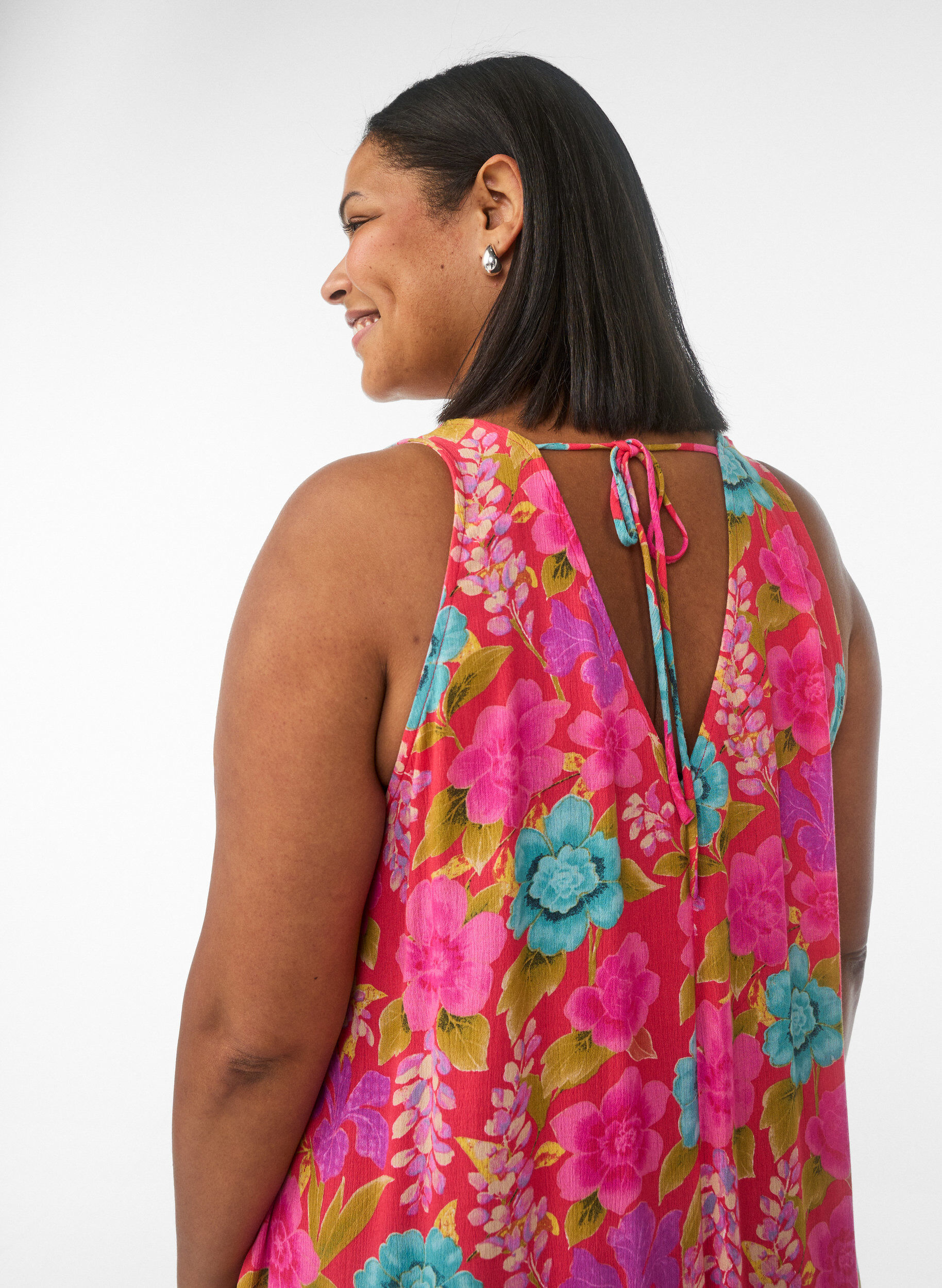 Zizzi Hihaton A-linjainen maksimekko V-p&auml;&auml;ntiell&auml;, Punainen, Model image number 2