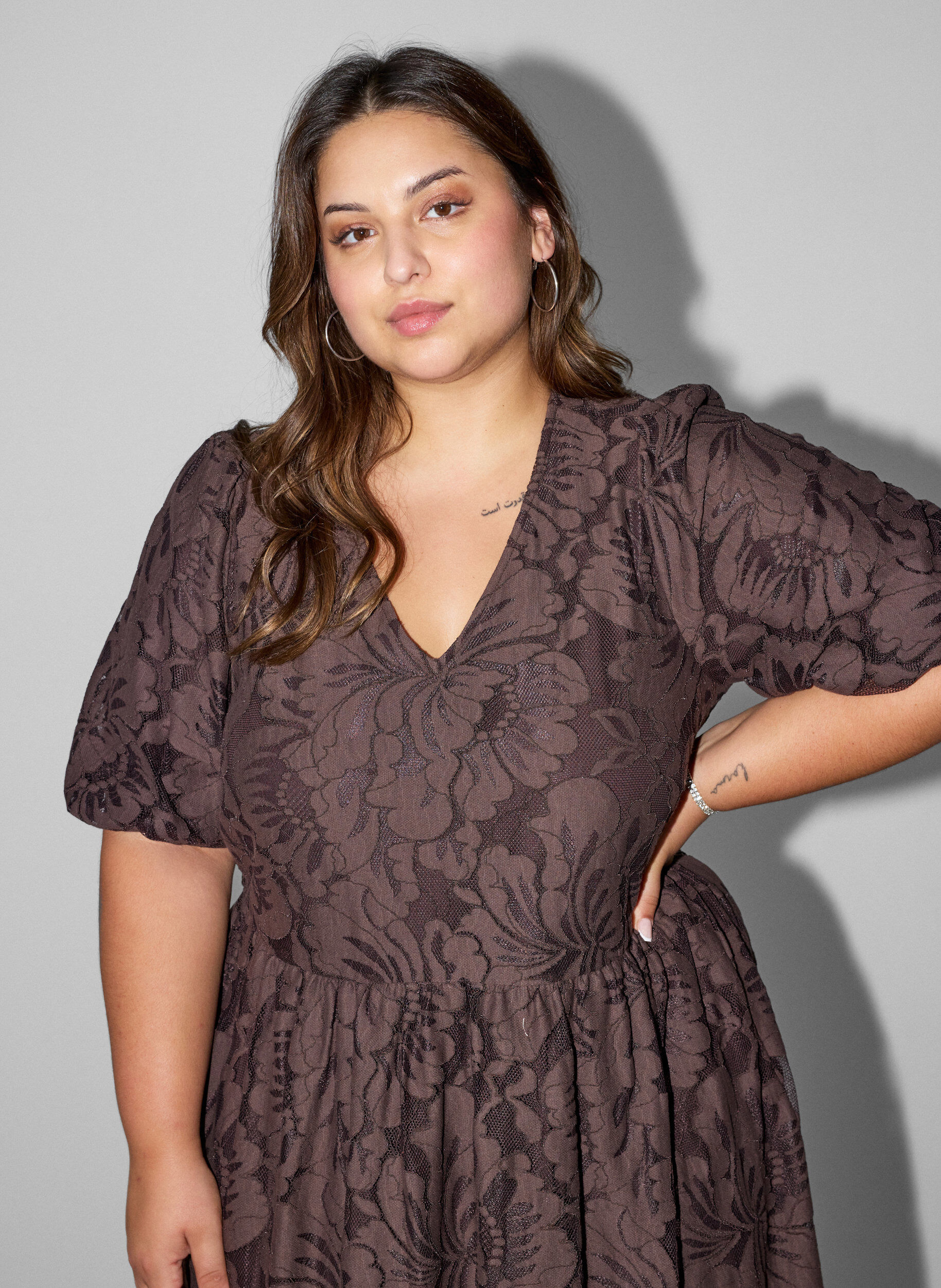 ZizziMidimekko kukkakuvioisesta jacquardista, Ruskea, Model image number 2