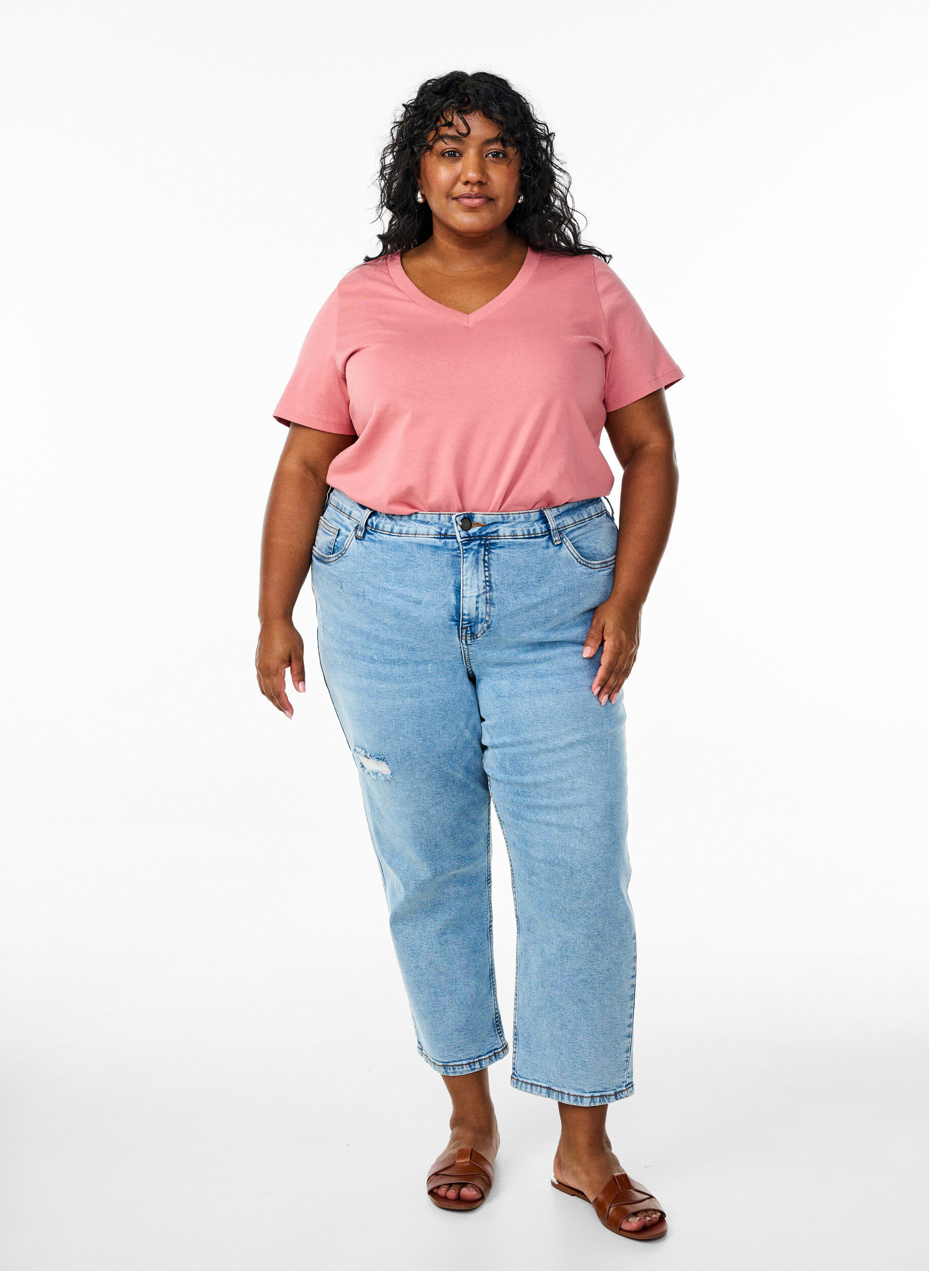 Zizzi Puuvillasta valmistettu T-paita V-p&auml;&auml;ntiell&auml;., Punainen, Model image number 1