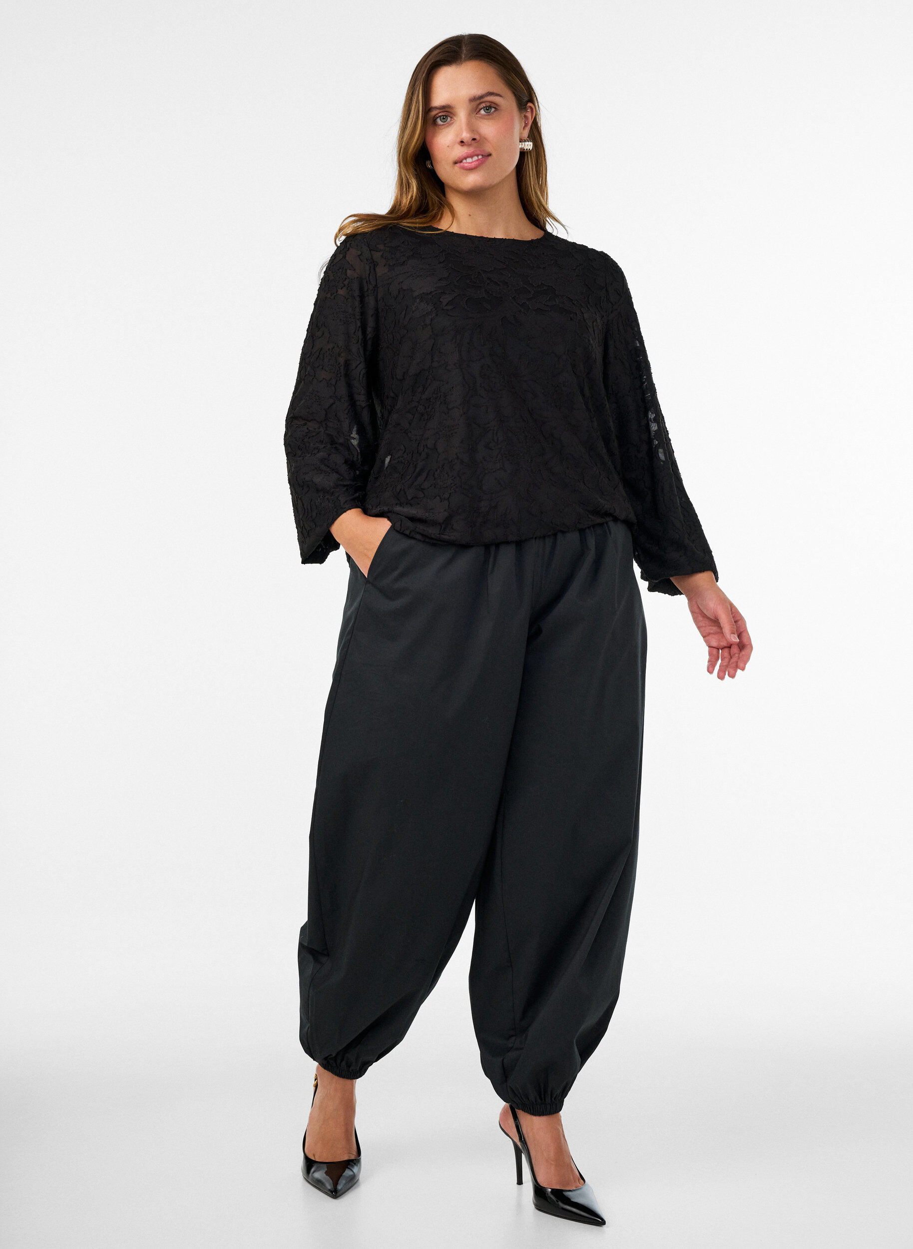 ZizziL&auml;pikuultava pusero kukkakuvioisella tekstuurilla ja pitkill&auml; hihoilla, Musta, Model image number 1