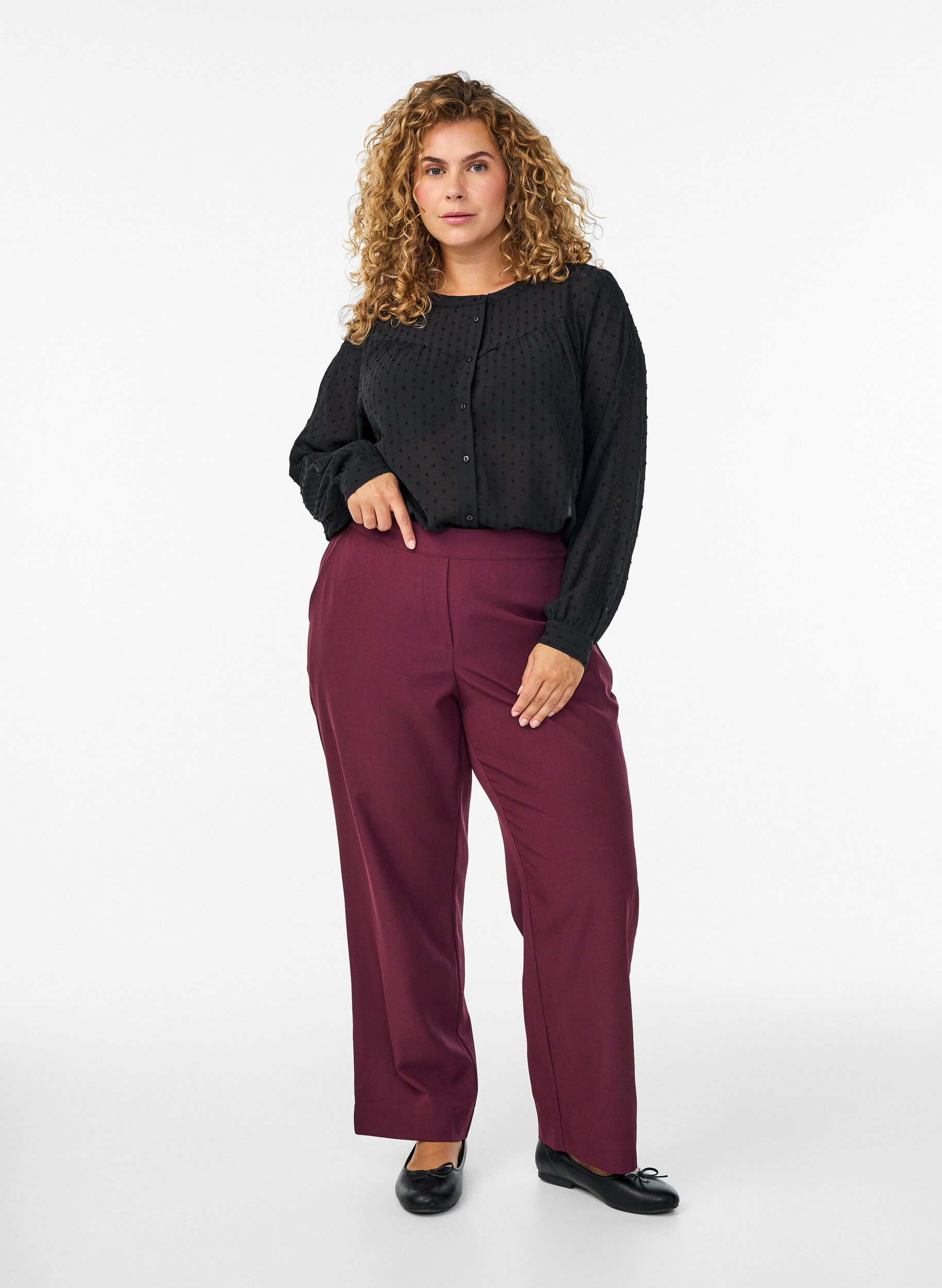 Zizzi Paita teksturoidulla pilkkukuviolla ja kirjailuyksityiskohdilla, Musta, Model image number 1