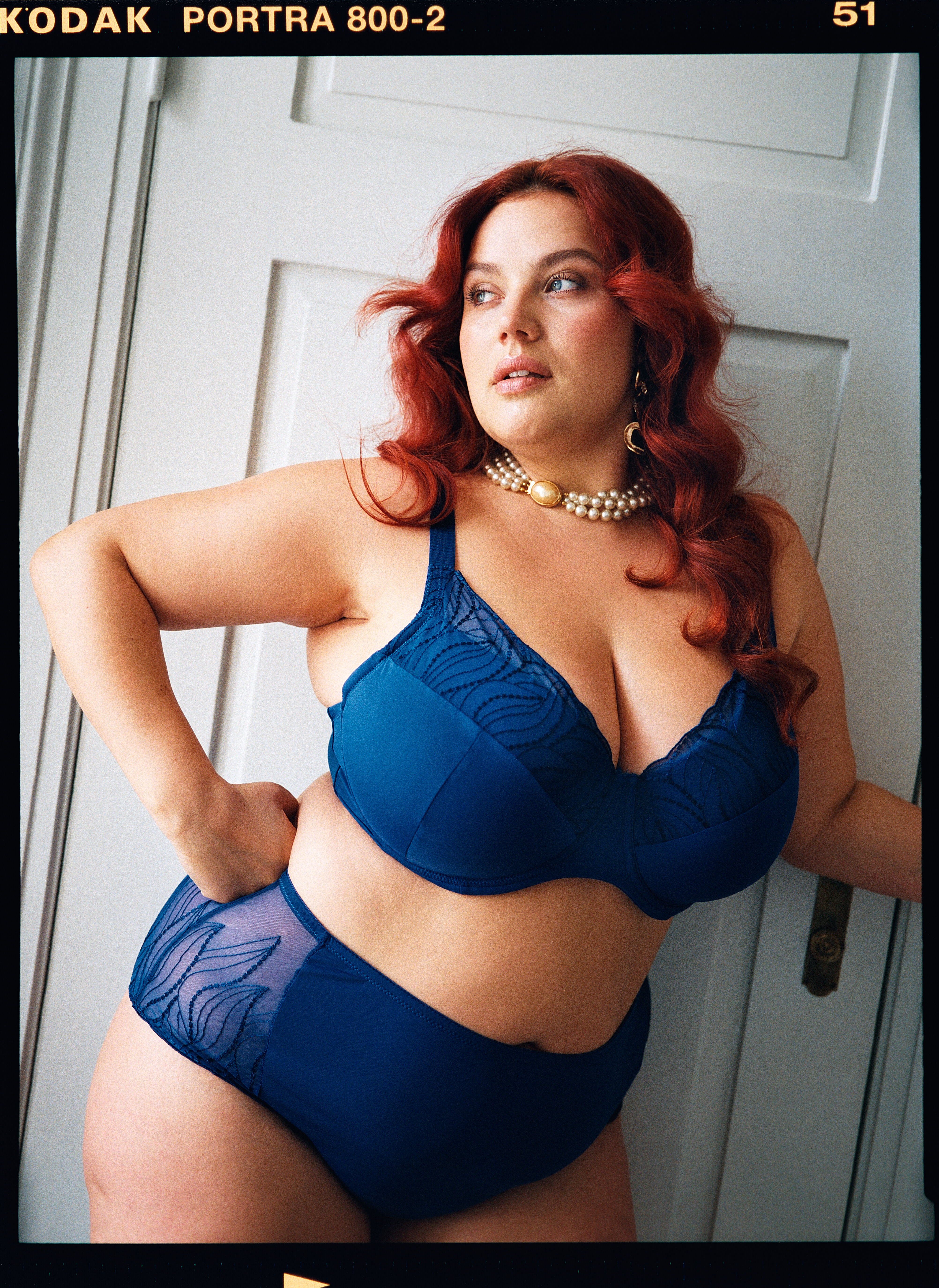 Setti sinisess&auml; kauniilla yksityiskohdilla, , Model