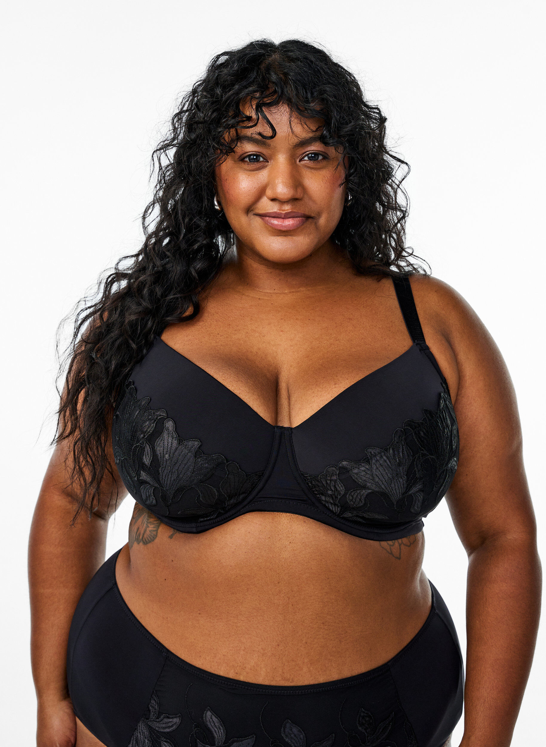 Topatut rintaliivit kirjailtuine kukkayksityiskohtineen, Musta, Model