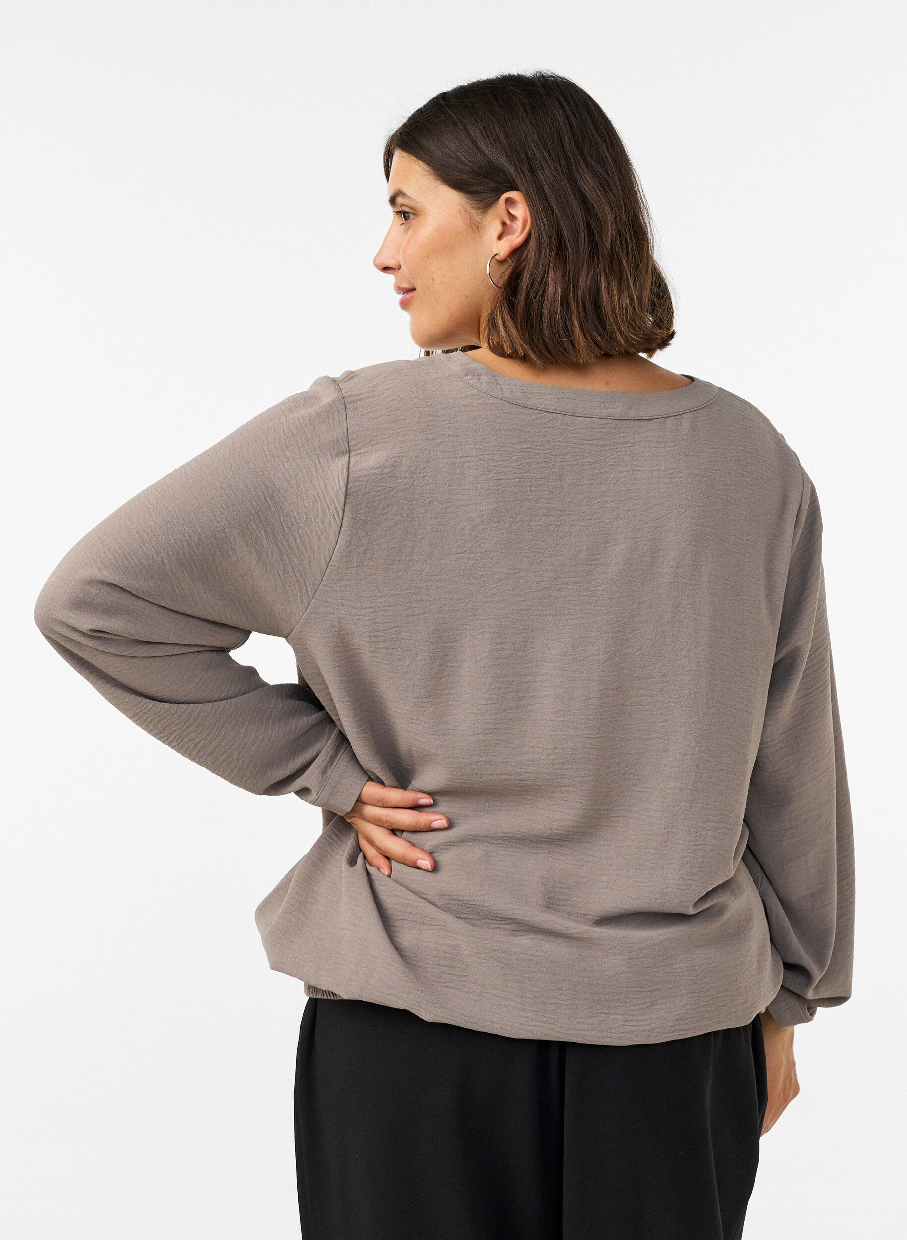 ZizziPusero pallomaisella siluetilla ja V-p&auml;&auml;ntiell&auml;, Beige, Model image number 2