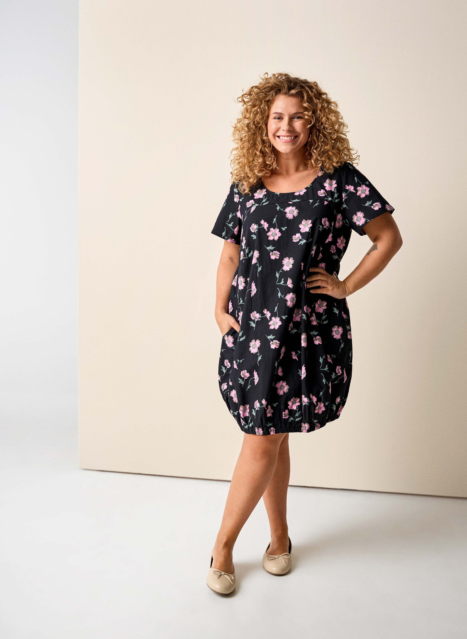 Zizzi Lyhythihainen painokuvioitu puuvillamekko, Musta, Image image number 0