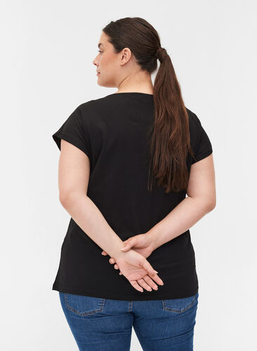 Ekologisesta puuvillasta valmistettu t-paita rintataskulla, Black, Model image number 1