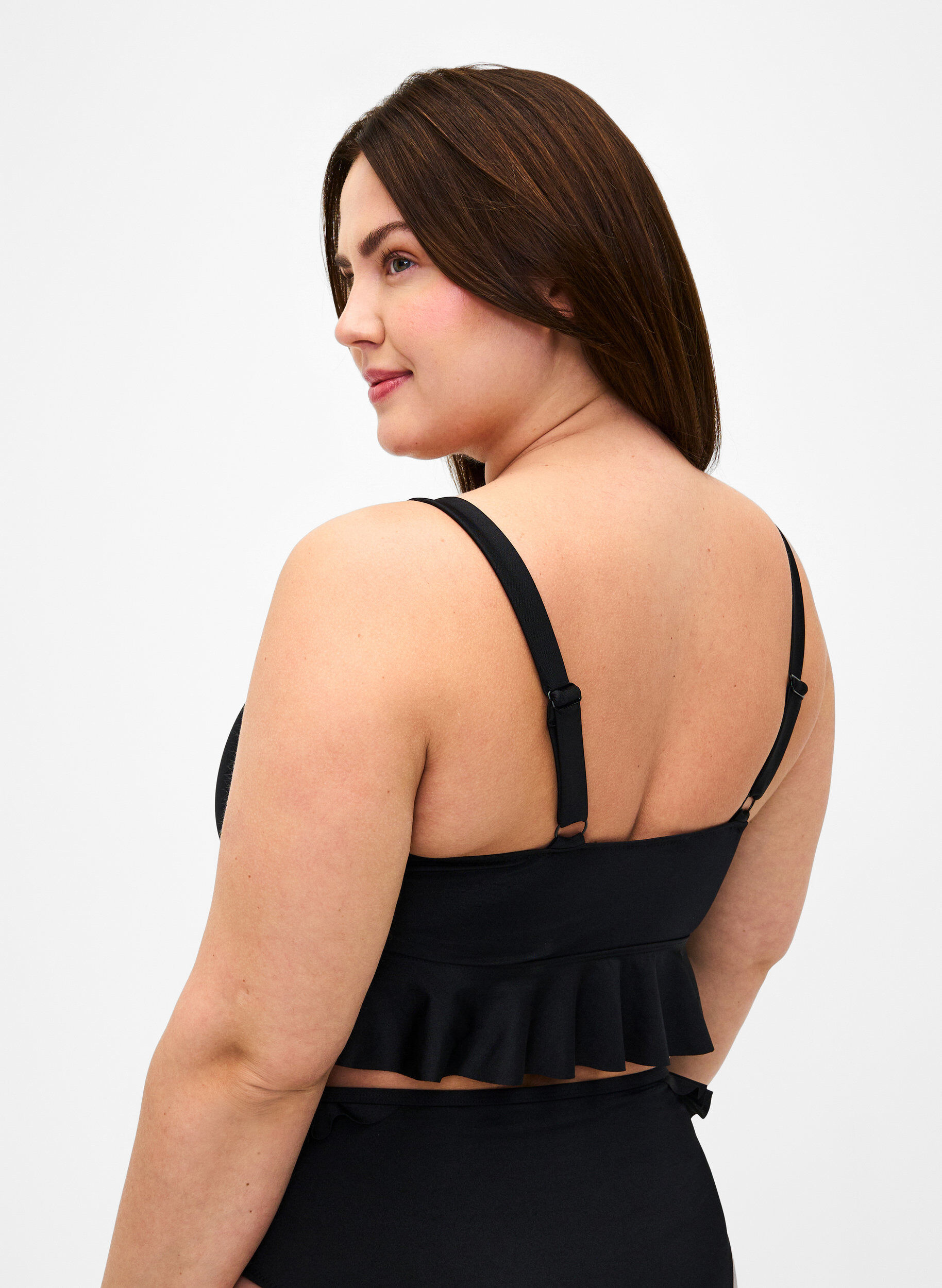 Zizzi Bikinitoppi, jossa on irrotettavat pehmusteet ja r&ouml;yhel&ouml;reunus, Musta, Model image number 1