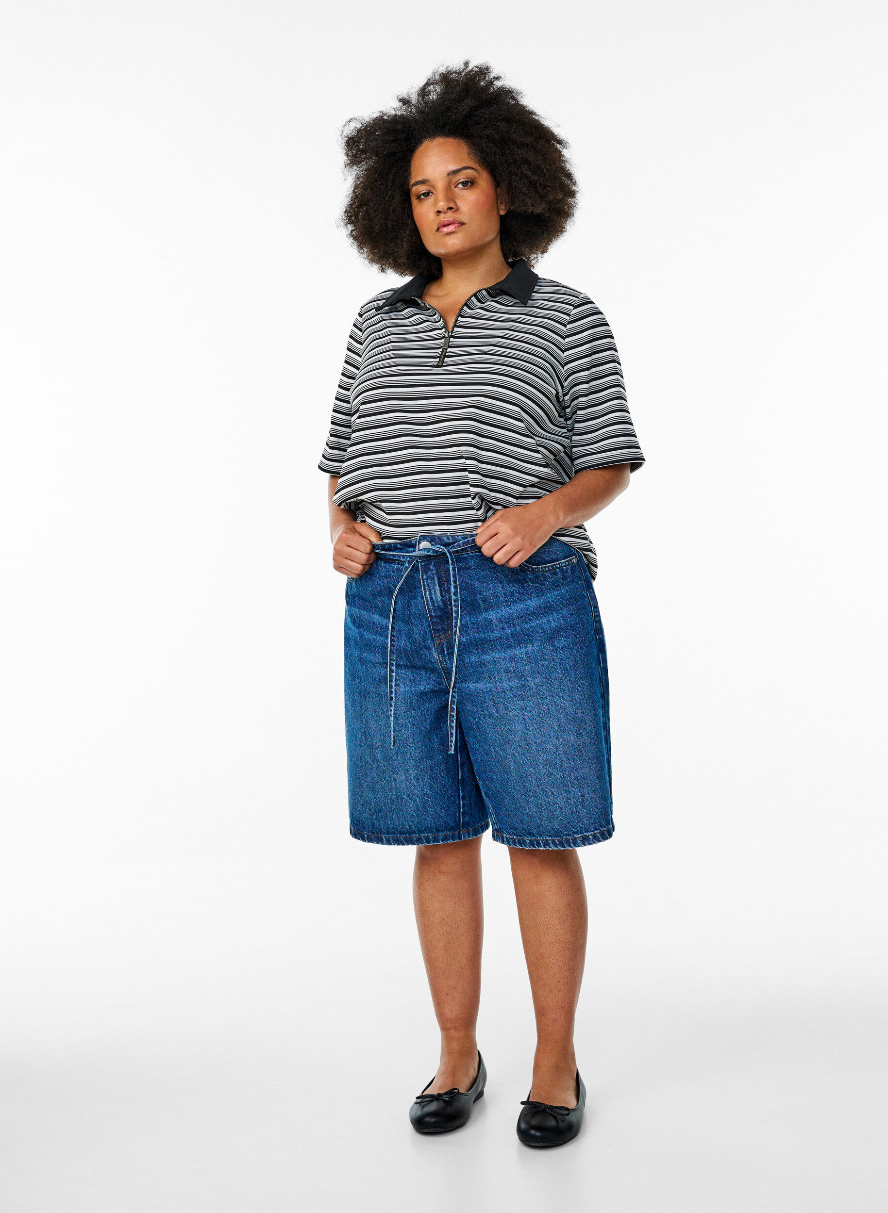 Zizzi Raidallinen poolopaita, jossa on lyhyet hihat ja vetoketju, Musta, Model image number 1