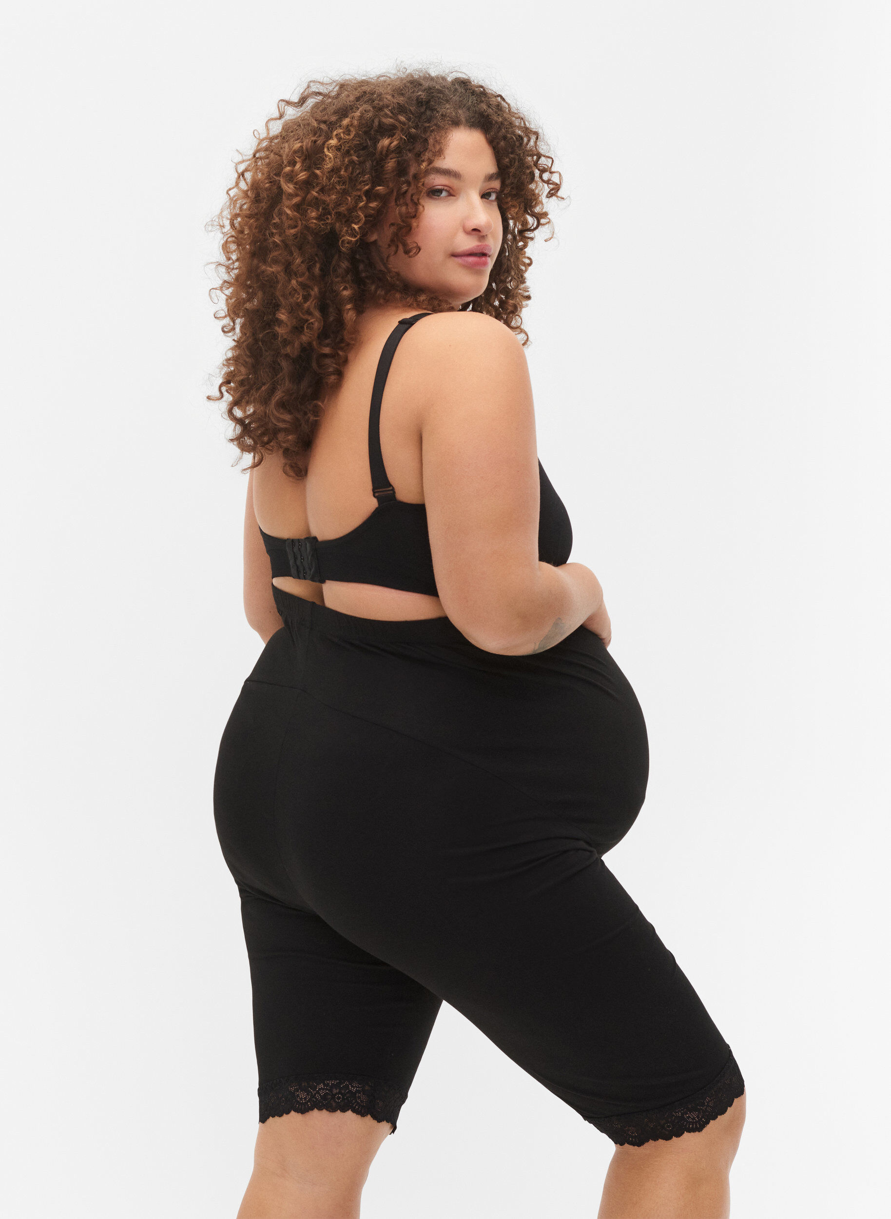 Zizzi &Auml;itiyspy&ouml;r&auml;ilyshortsit pitsireunoilla, Black, Model image number 1