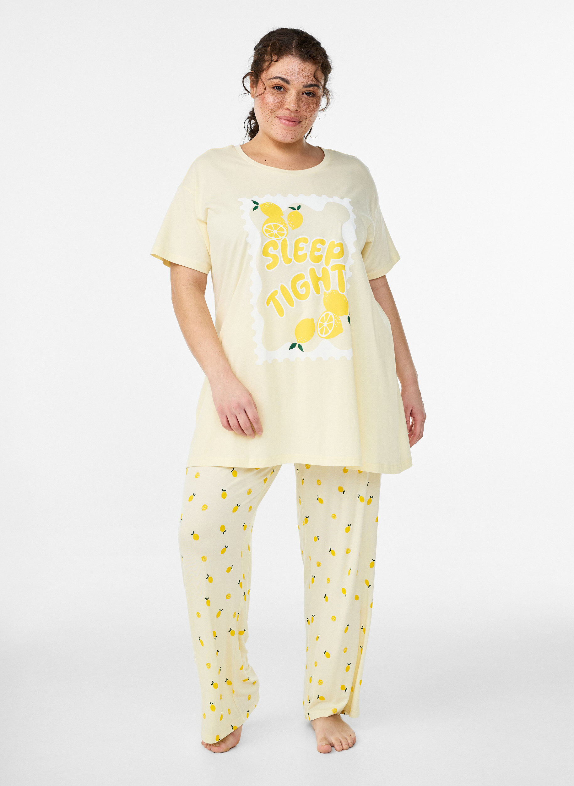 Pyjamahousut pehme&auml;st&auml; jersey-materiaalista, korkea vy&ouml;t&auml;r&ouml; ja hedelm&auml;kuosi, Keltainen, Model