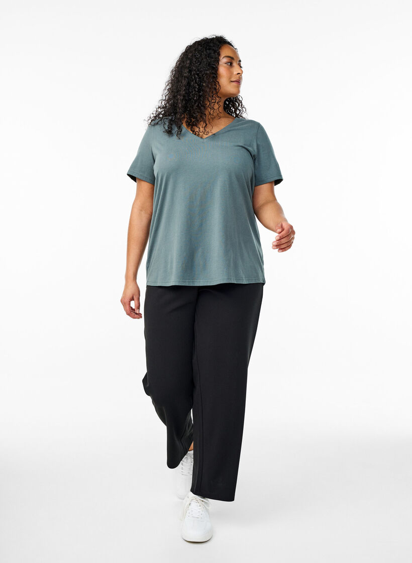 V-kaula-aukkoinen T-paita, Vihre&auml;, Model image number 1