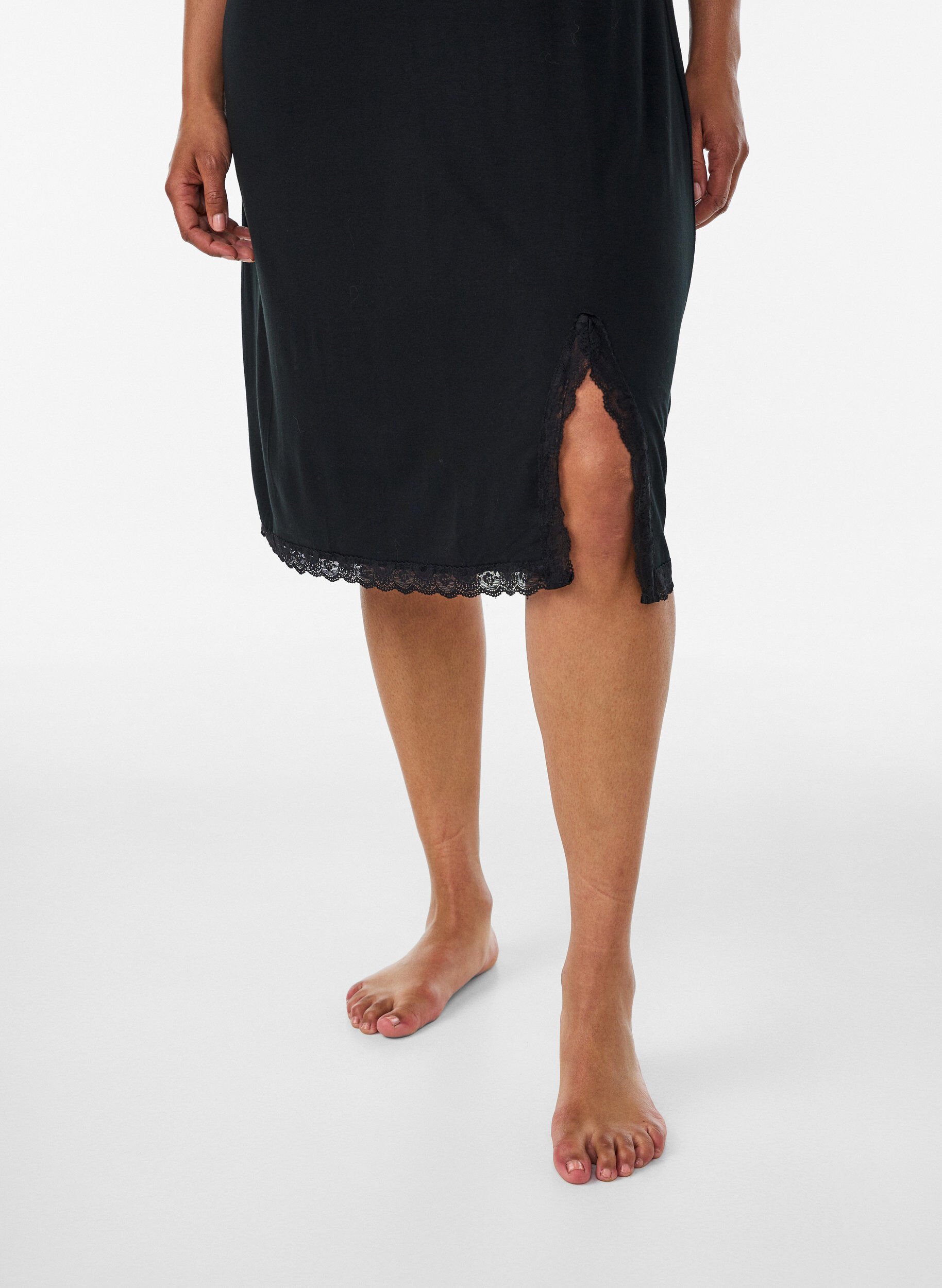 ZizziViskoosinen y&ouml;paita pitsill&auml; ja halkioilla, Musta, Model image number 2