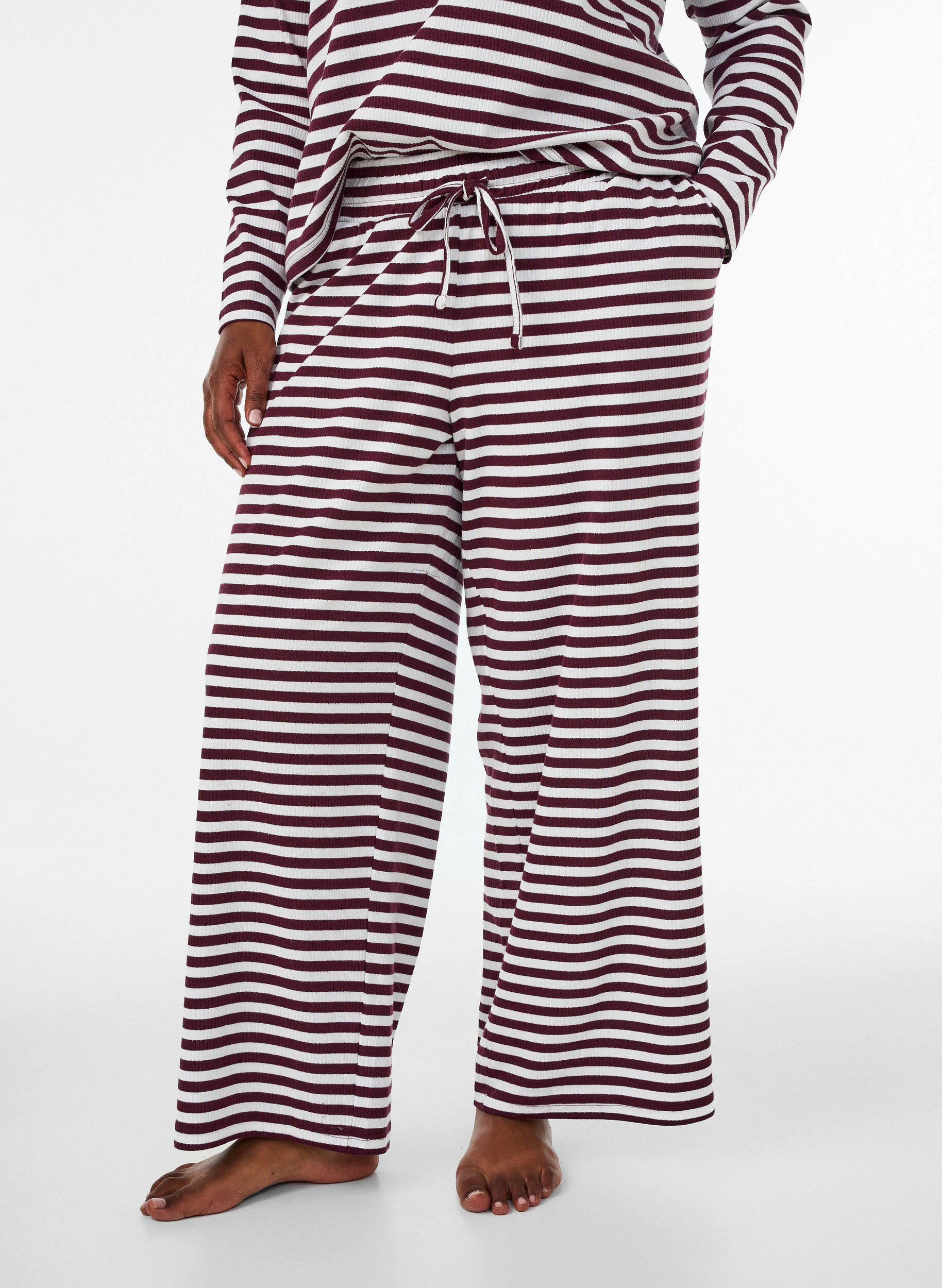 ZizziRaidalliset pyjamahousut korkealla vy&ouml;t&auml;r&ouml;ll&auml; ja leveill&auml; lahkeilla, Punainen, Model image number 2