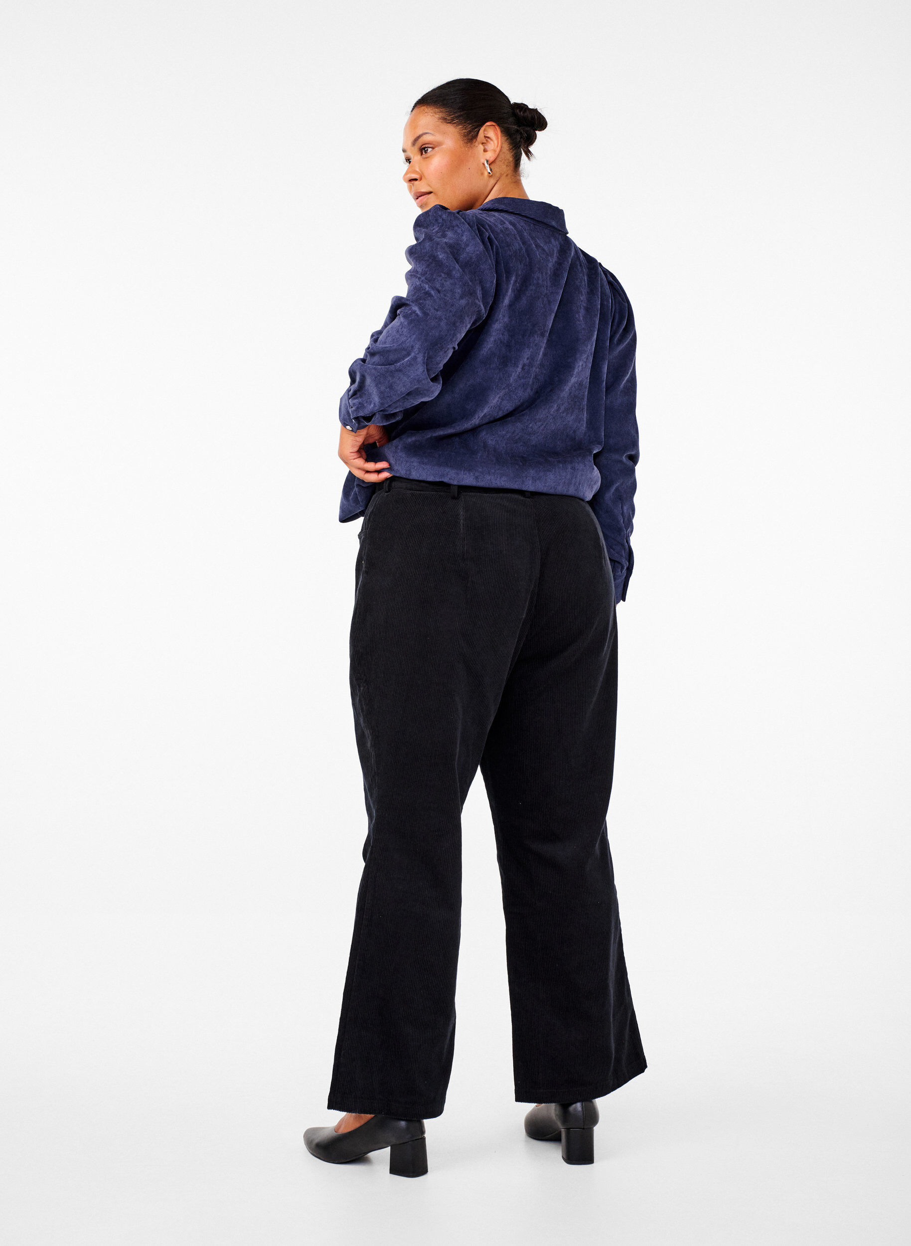 Zizzi Bootcut-samettihousut korkealla vy&ouml;t&auml;r&ouml;ll&auml;, Musta, Model image number 1