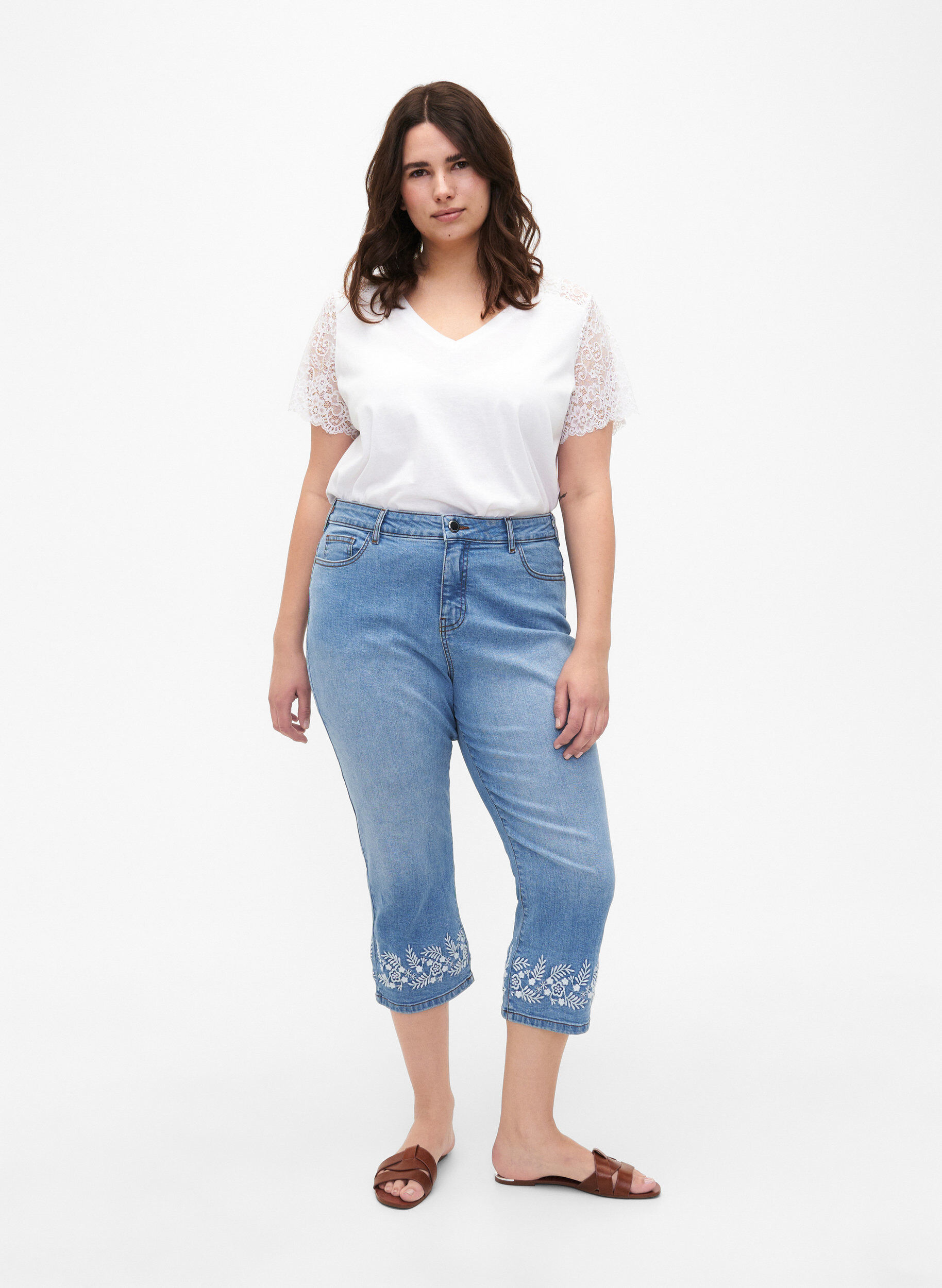 Zizzi Korkeavy&ouml;t&auml;r&ouml;iset Amy-caprit brodeerauksella, Light blue denim, Model image number 4