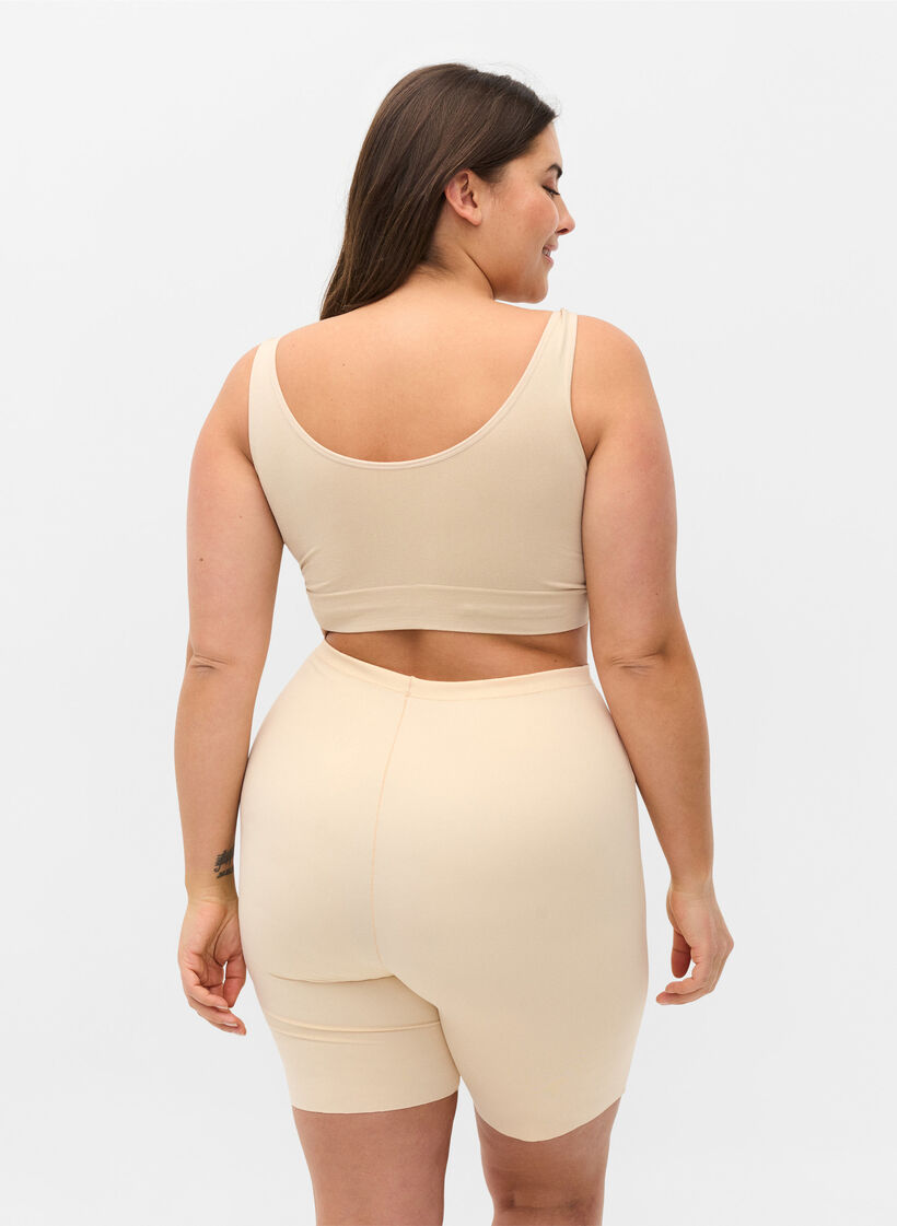 Kevyesti muotoilevat shortsit korkealla vy&ouml;t&auml;r&ouml;ll&auml;, Beige, Model image number 1