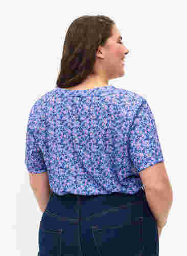 FLASH - T-paita kuosilla ja v-aukolla, Blue Rose Ditsy, Model image number 1