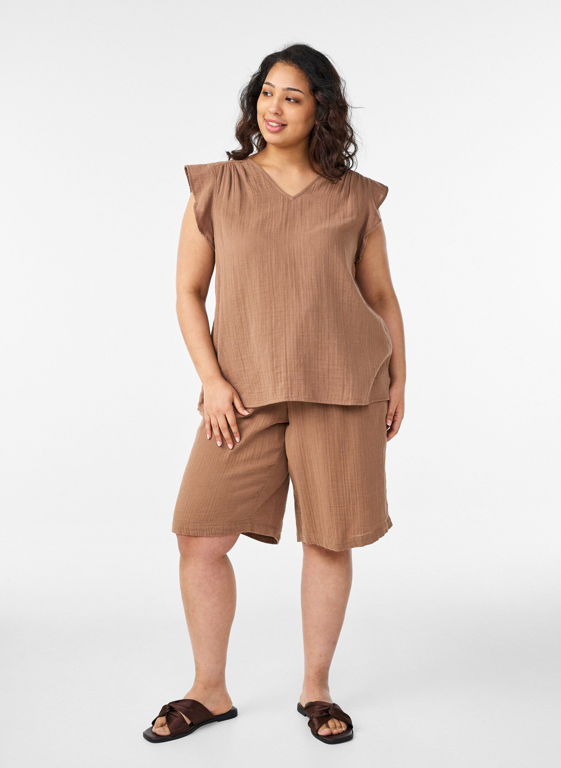 ZizziV&auml;lj&auml;sti istuvat puuvillamusliinishortsit korkealla vy&ouml;t&auml;r&ouml;ll&auml;, Ruskea, Model image number 1