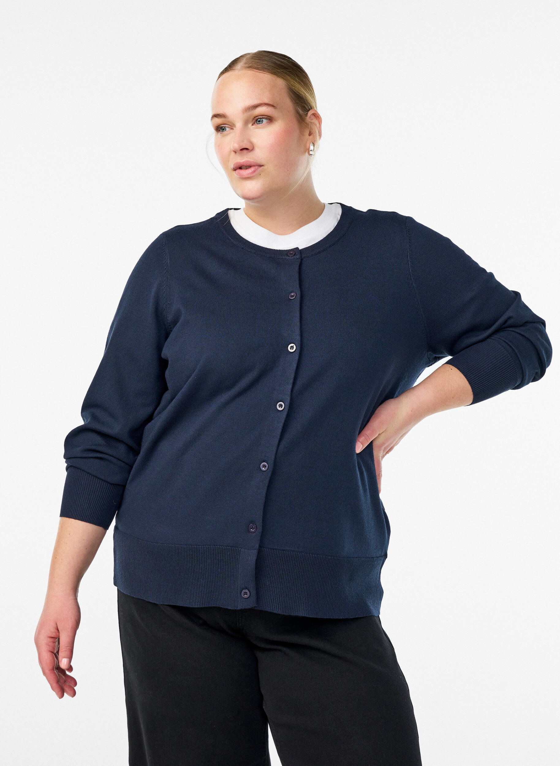 Hienoneulottu neuletakki py&ouml;re&auml;ll&auml; p&auml;&auml;ntiell&auml;, Sininen, Model