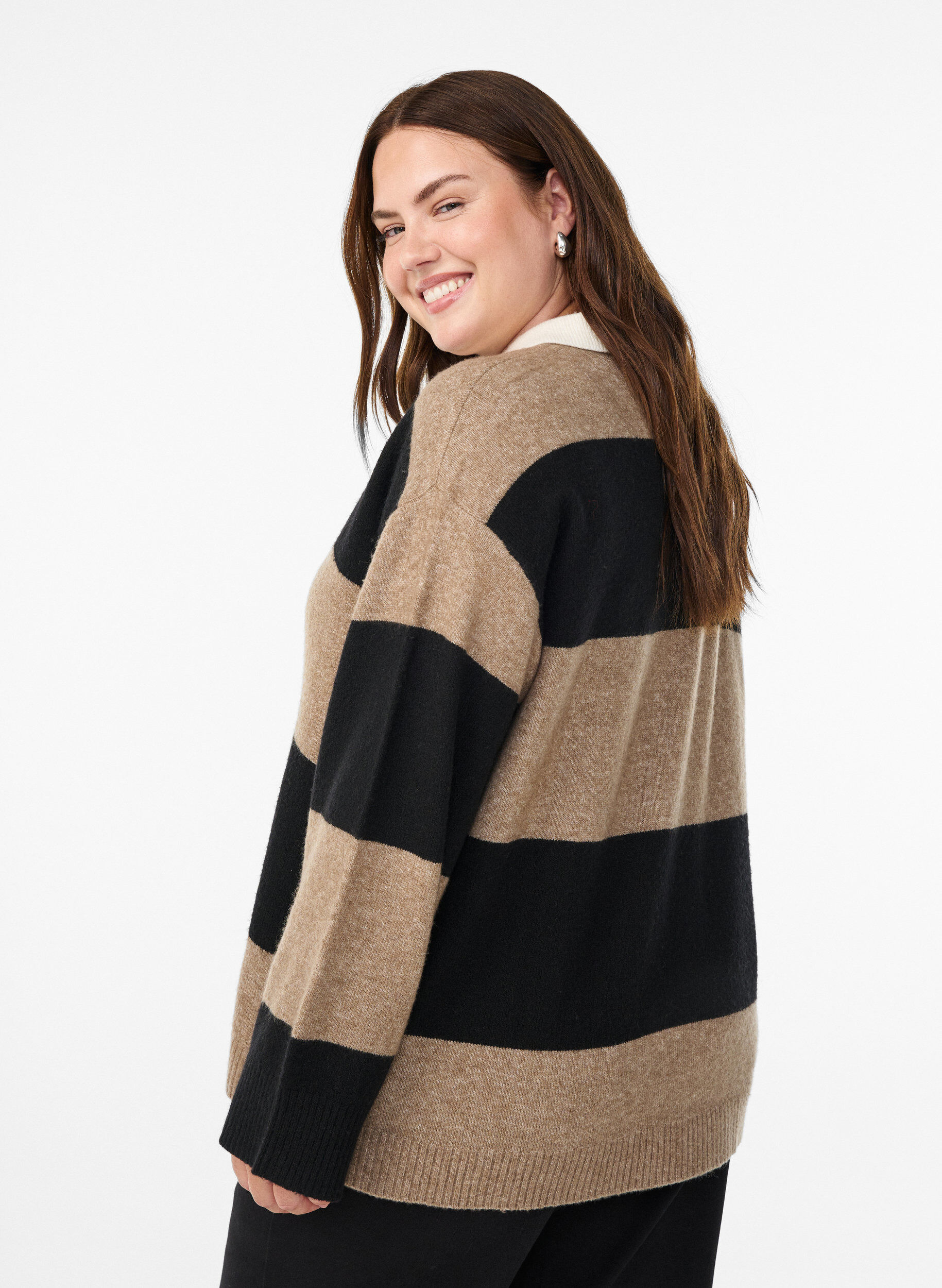 Zizzi Neulepusero kauluksella ja V-p&auml;&auml;ntiell&auml;, Musta, Model image number 2