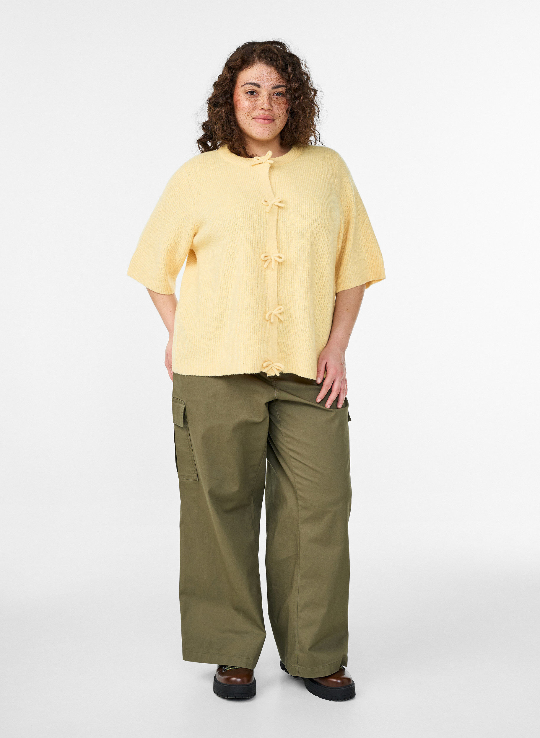 Zizzi Lyhythihainen neuletakki ruseteilla, Keltainen, Model image number 1