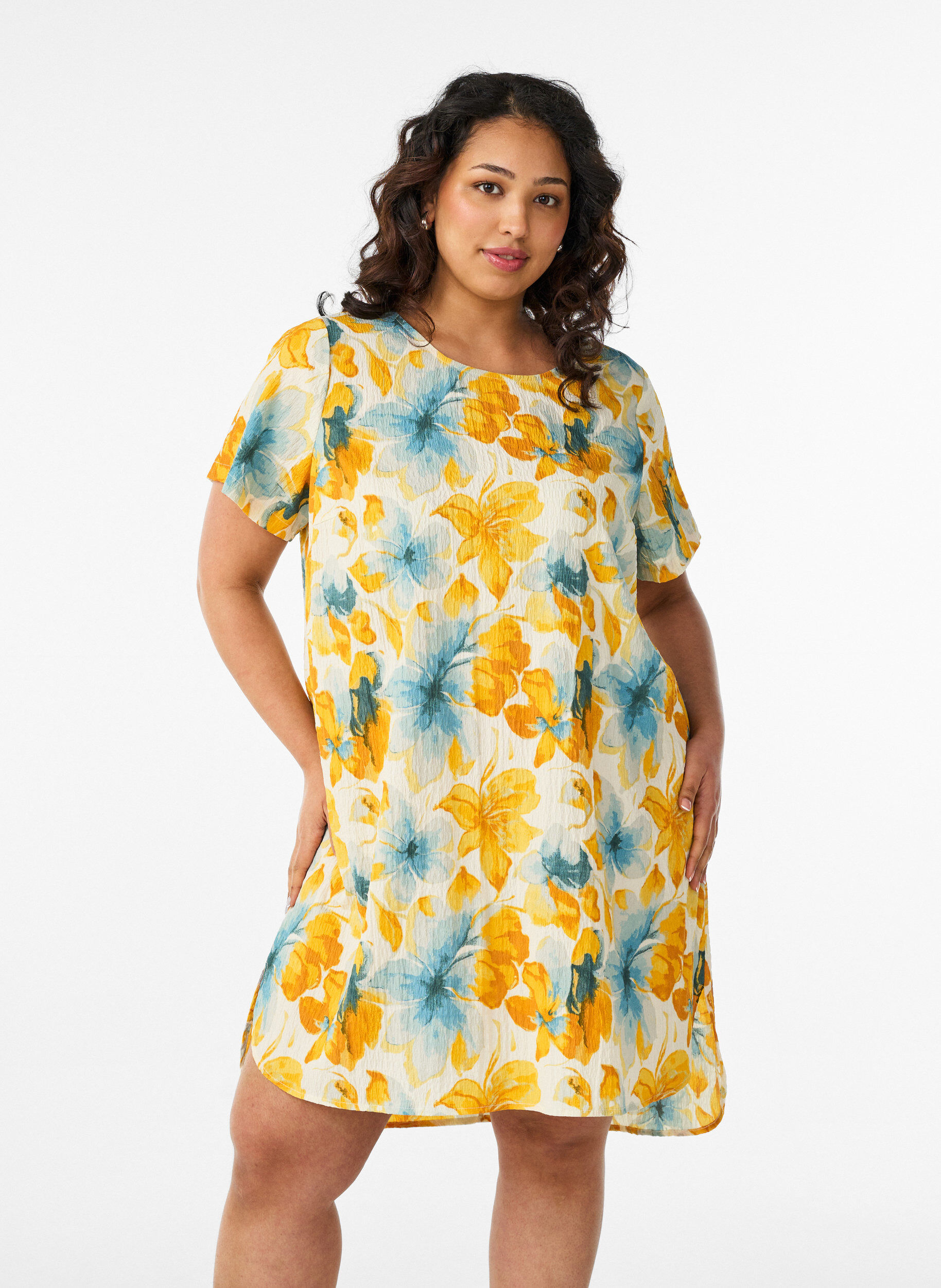 Lyhyt mekko, jossa on ryppyinen pinta ja lyhyet hihat, Keltainen, Model