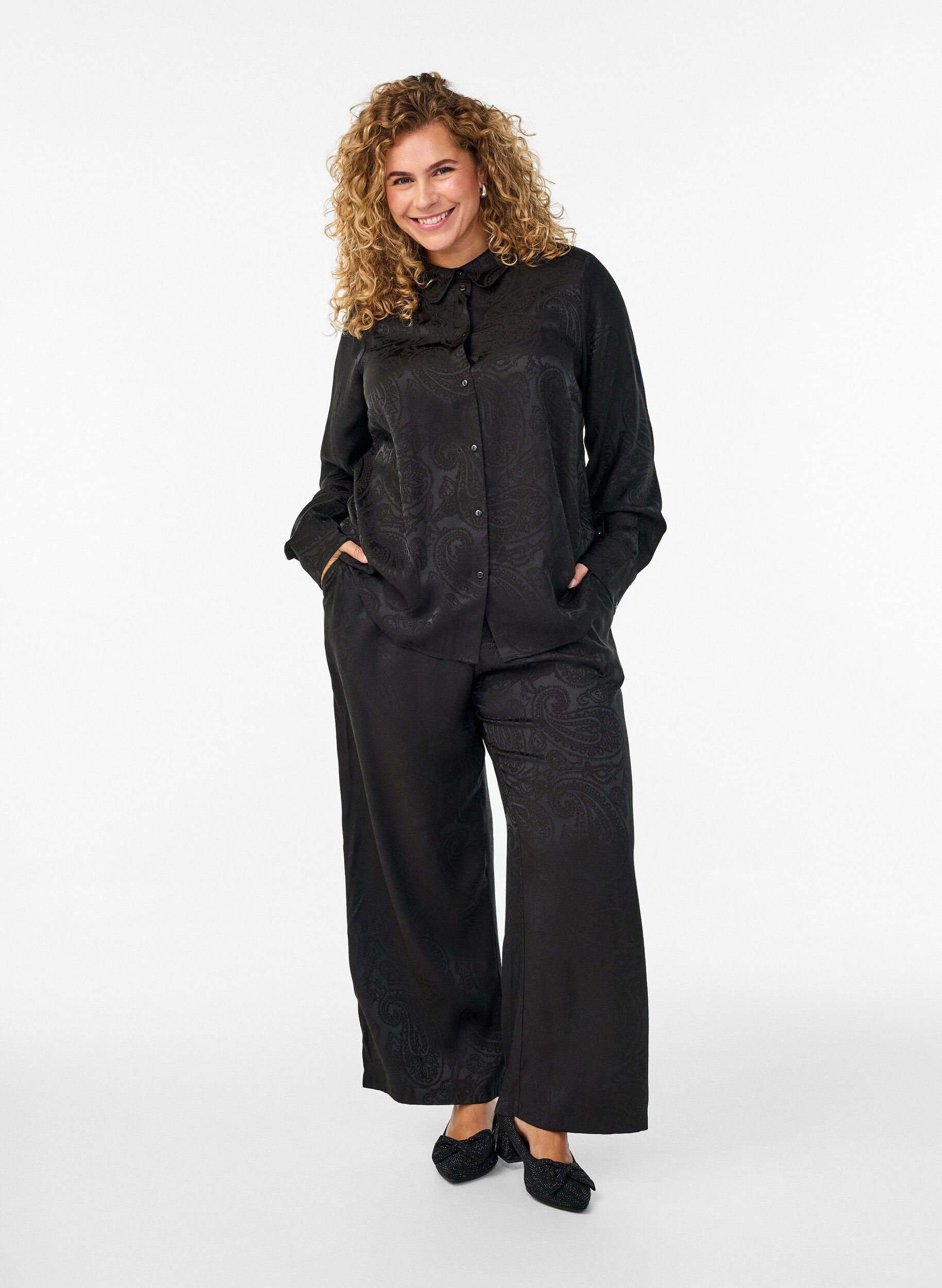 Zizzi Paita samans&auml;vyisell&auml; paisley-kuviolla, Musta, Model image number 1
