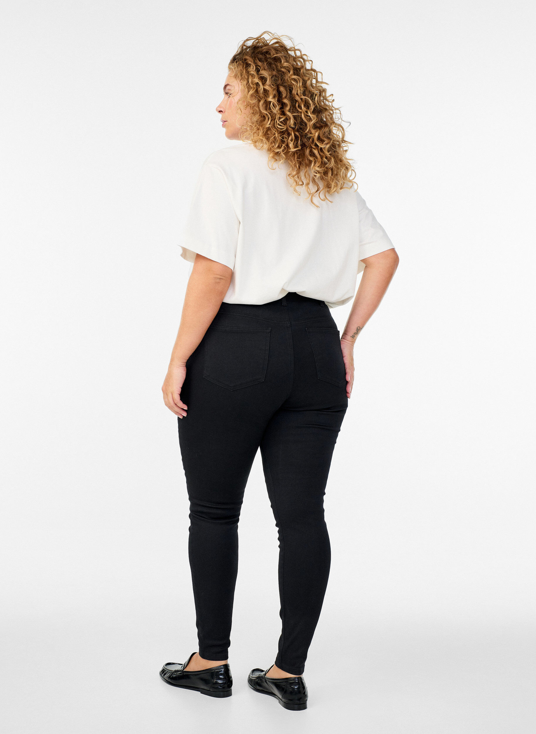 ZizziSuper slim Amy-farkut korkealla vy&ouml;t&auml;r&ouml;ll&auml;, Musta, Model image number 1