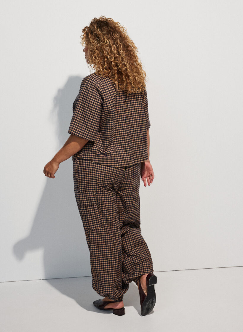 Ruudullinen pusero rintataskuilla, Ruskea, Model image number 2