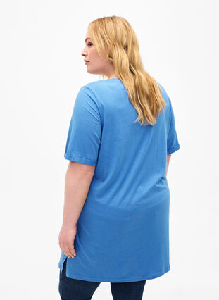 Yksivärinen oversize t-paita v-pääntiellä, Marina, Model image number 1