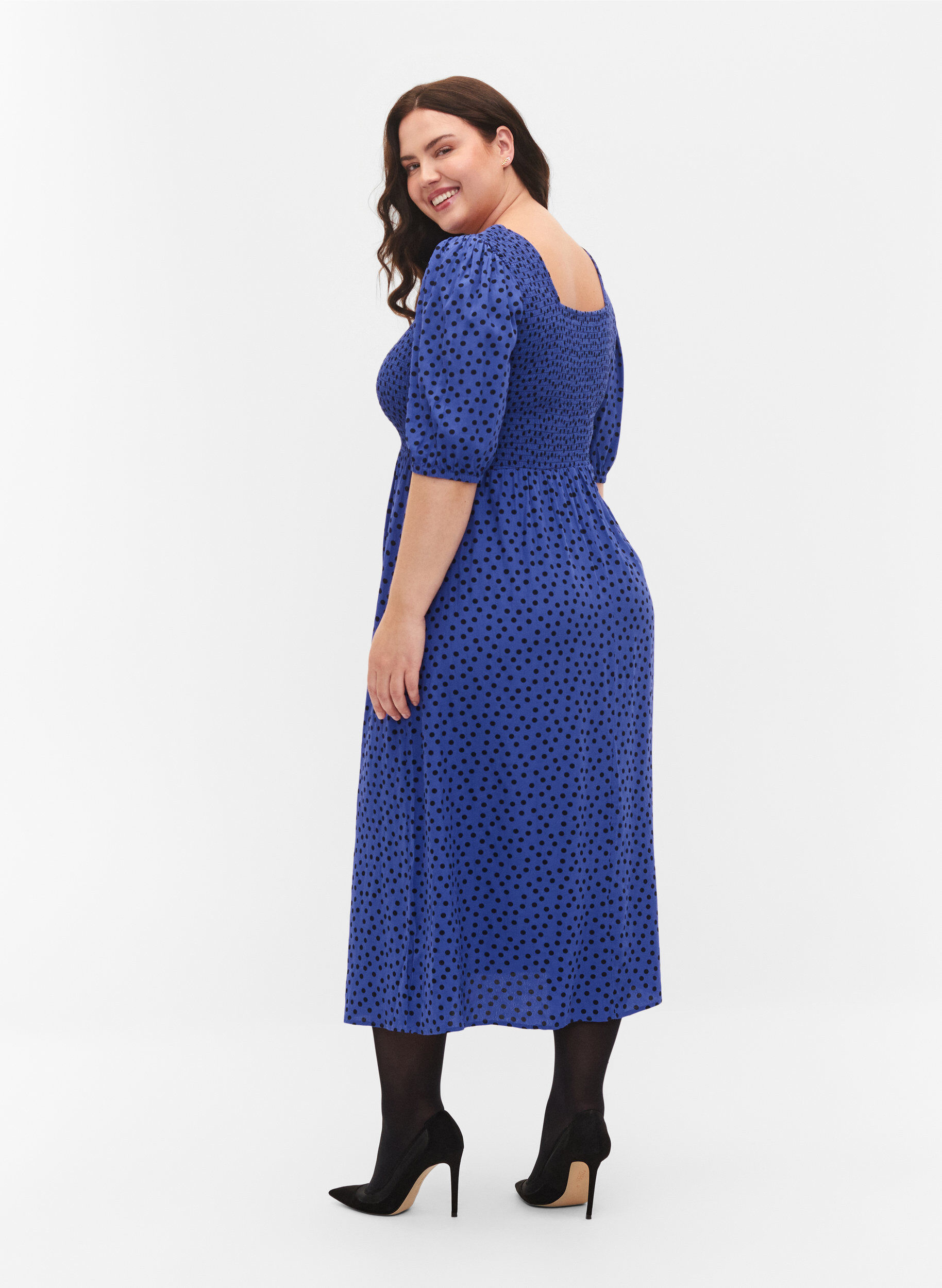 Zizzi Pilkullinen viskoosimekko smokkirypytyksell&auml;, R.Blue w. Black Dot, Model image number 1