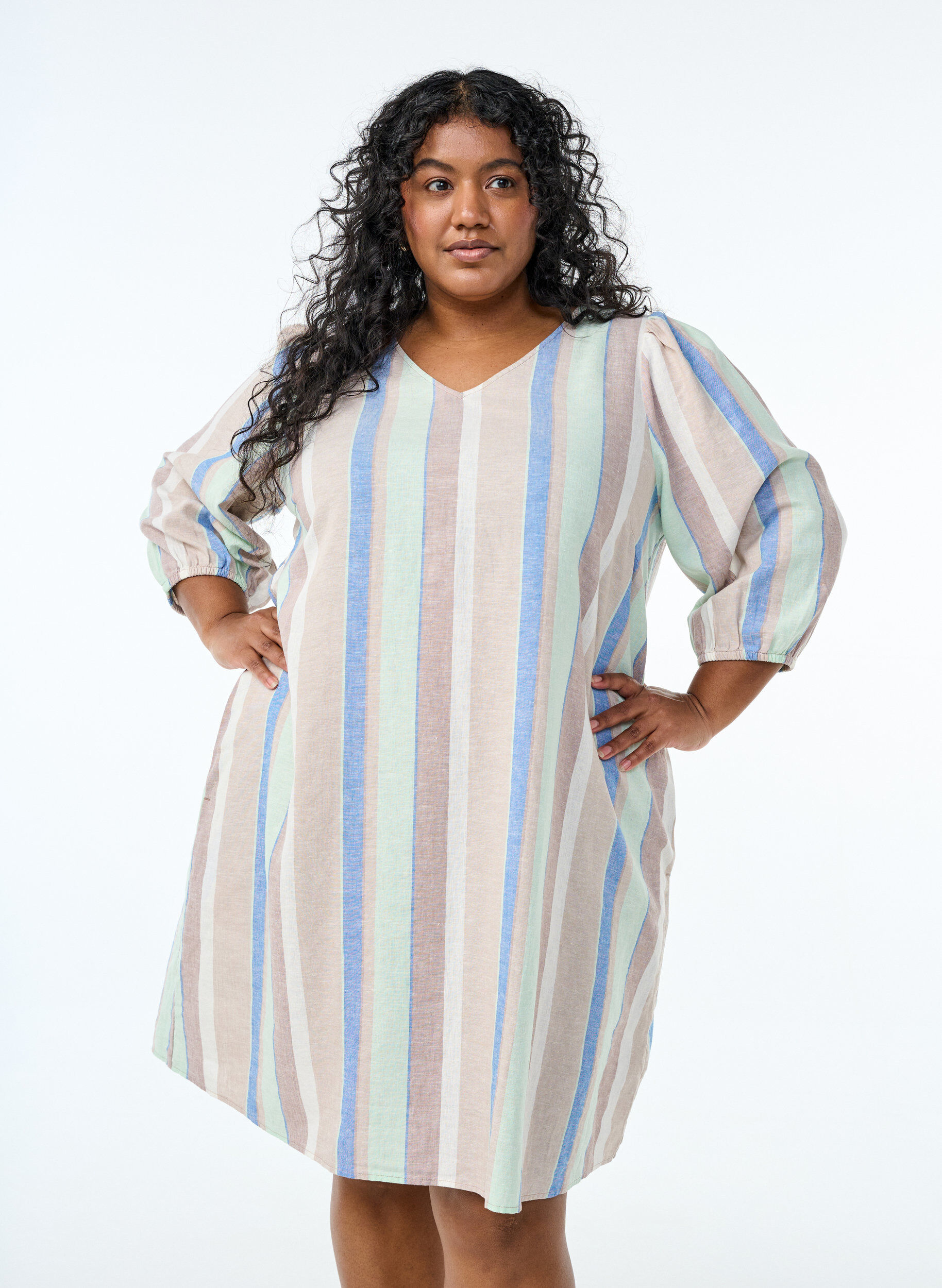 ZizziLyhyt mekko pellavasta ja viskoosista, 3/4-hihoilla., Sininen, Model image number 0