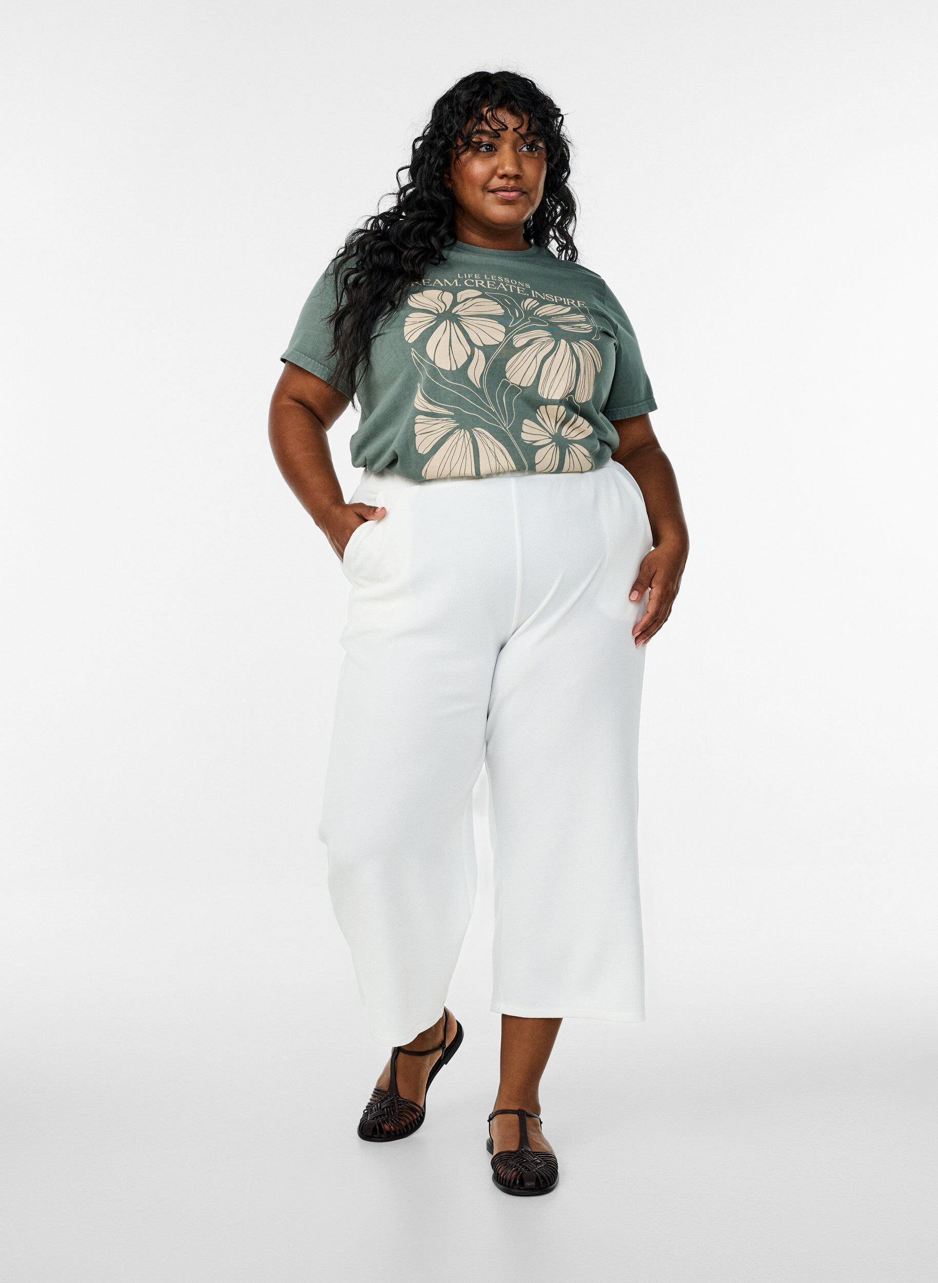 Zizzi Luomupuuvillasta valmistettu T-paita teksti- ja kukkapainatuksella, Vihre&auml;, Model image number 1