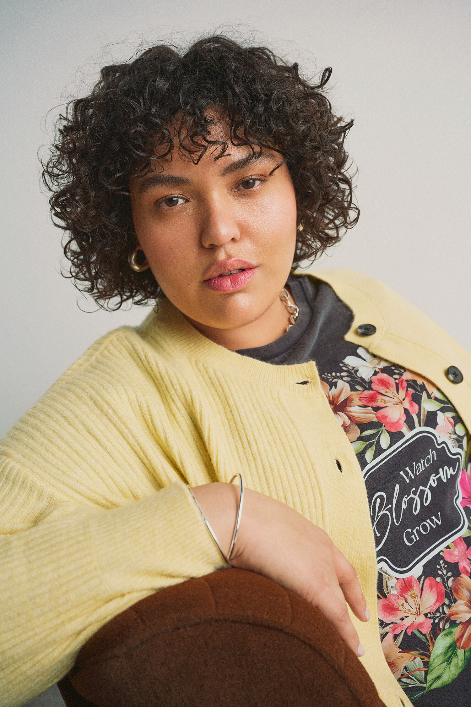 Zizzi Keltaisissa s&auml;vyiss&auml; oleva neuletakki, , Model