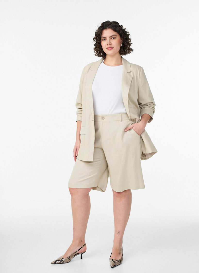 Korkeavy&ouml;t&auml;r&ouml;iset bermudashortsit pellavasta ja viskoosista, Beige, Model image number 1