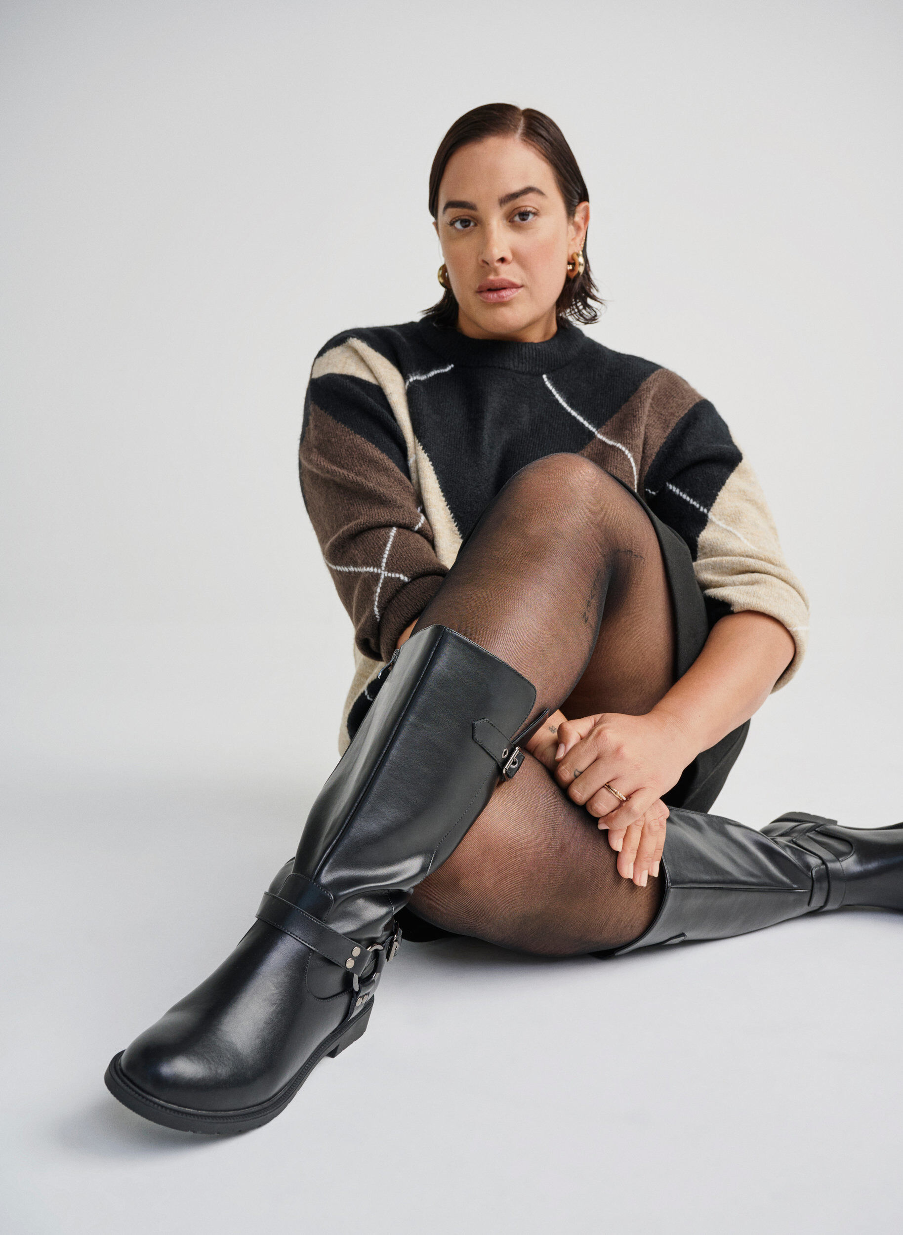 Leve&auml;lestiset - Korkeat nahkasaappaat koristeellisilla soljilla