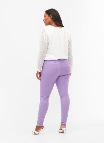 Korkeavyötäröiset super slim fit Amy-farkut, Chalk Violet, Model image number 1