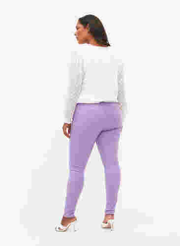 Korkeavyötäröiset super slim fit Amy-farkut, Chalk Violet, Model image number 1