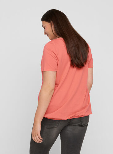 Lyhythihainen t-paita pyöreällä pääntiellä ja pitsireunuksella , Living Coral, Model image number 1