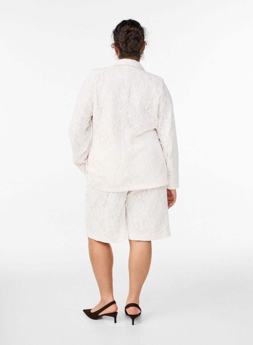 Korkeavy&ouml;t&auml;r&ouml;iset pitsi-bermudashortsit, Vanilja, Model image number 1