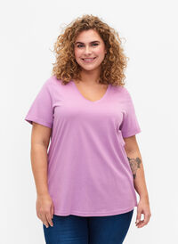 Puuvillainen t-paita v-pääntiellä, Lavender Herb, Model