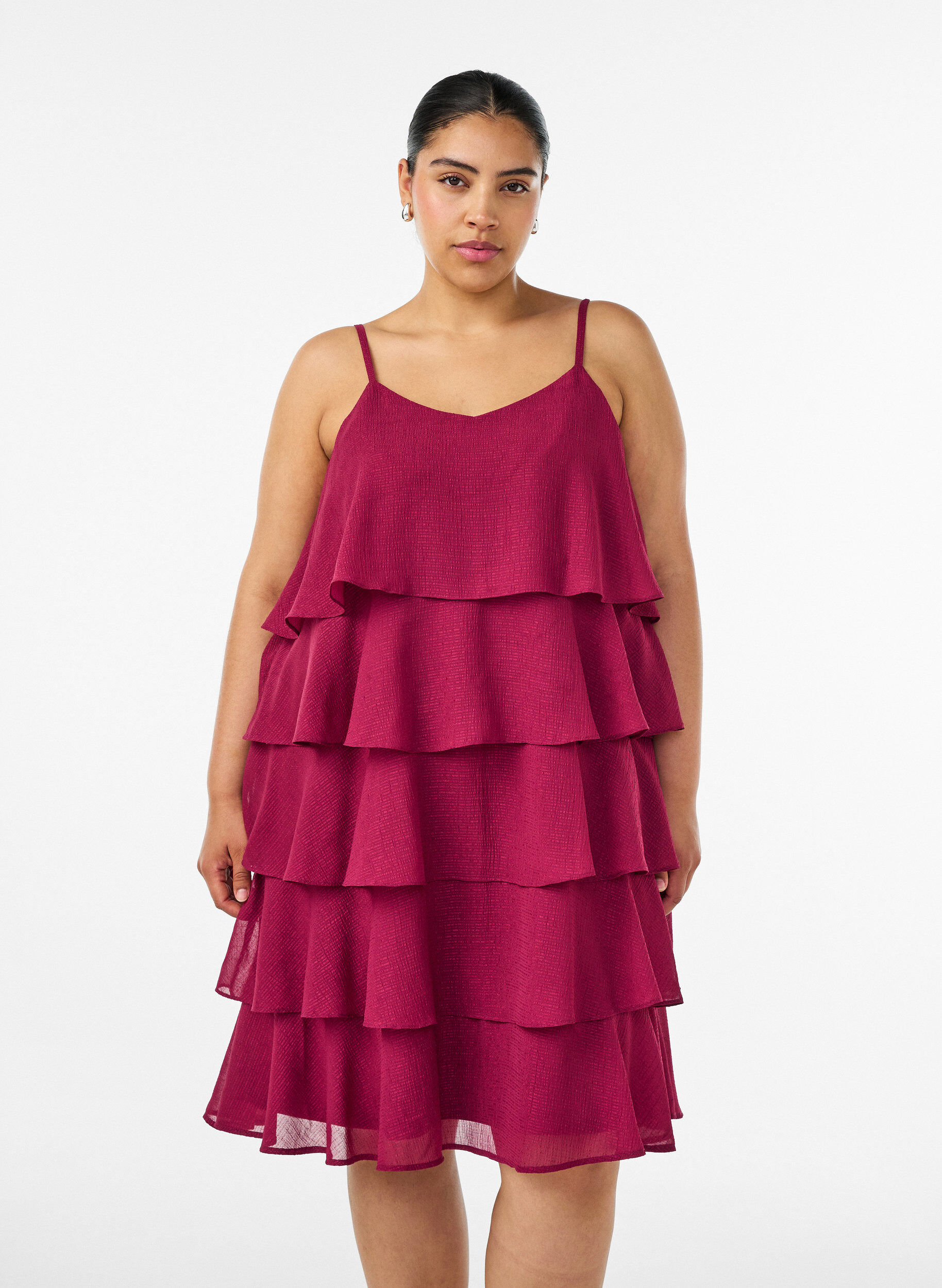 Kerrostettu mekko r&ouml;yhel&ouml;ill&auml; ja ohuilla olkaimilla, Punainen, Model