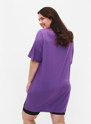 Yksivärinen oversize t-paita v-pääntiellä, Deep Lavender, Model image number 1