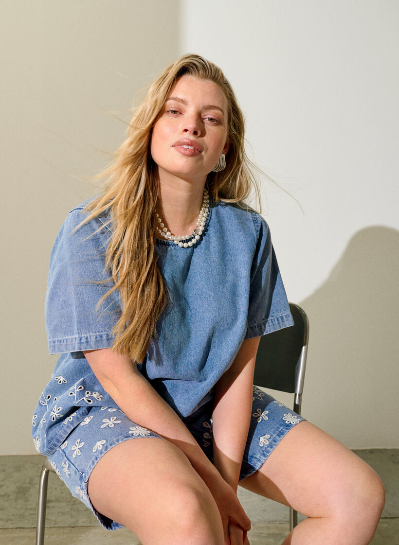 Lyhythihainen farkkupusero broderie anglaise -kirjailulla, Sininen, Image image number 0