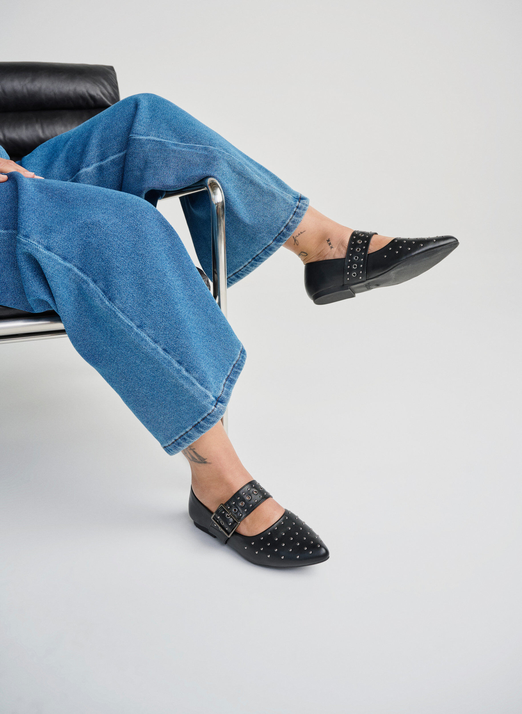 Zizzi Leve&auml;lestiset - Ter&auml;v&auml;k&auml;rkiset ballerinat soljella ja niiteill&auml;, Musta, Image image number 0