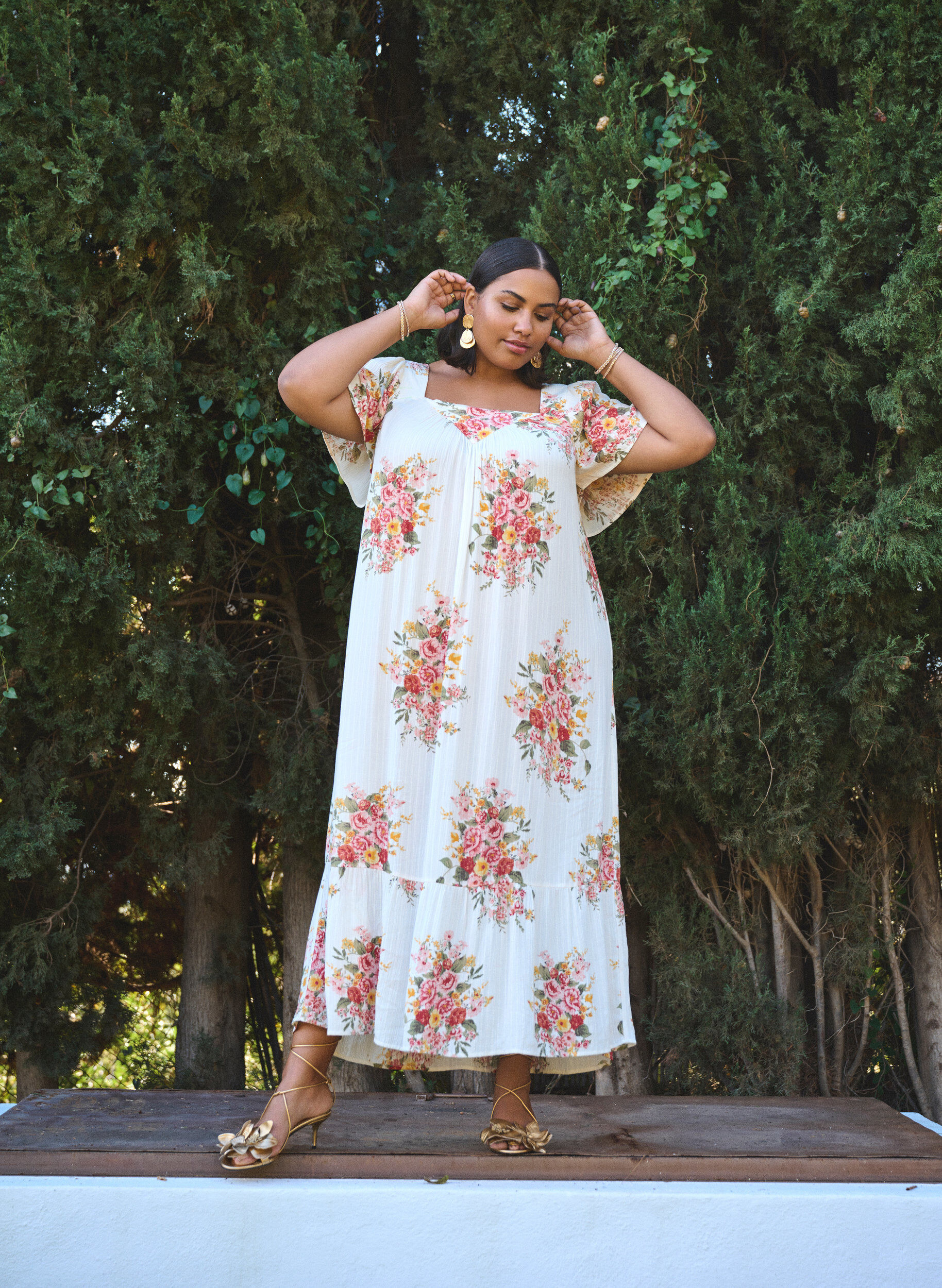 Zizzi Pitk&auml; mekko, jossa on neliskulmainen p&auml;&auml;ntie ja kukkakuviot, Vanilja, Image image number 0