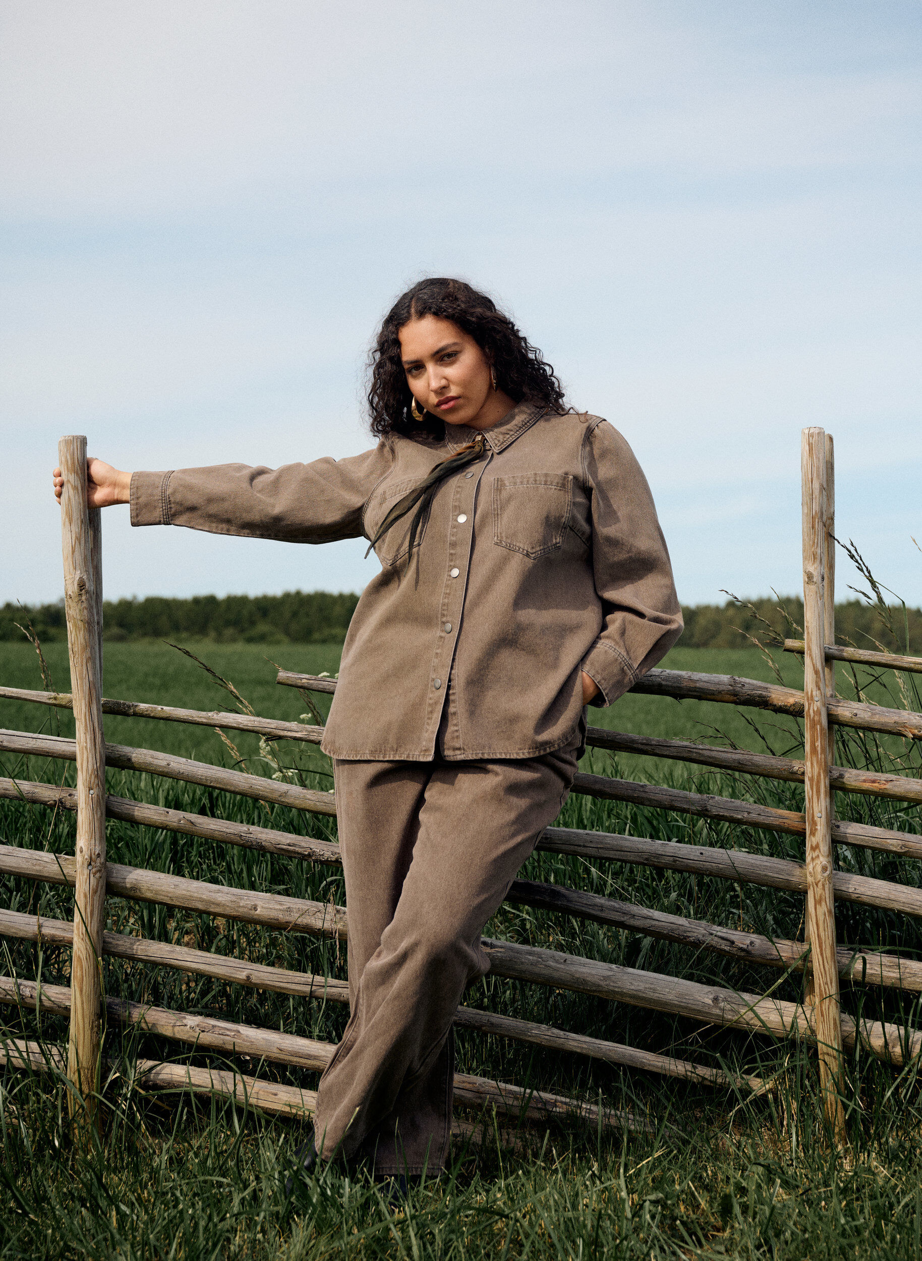 Zizzi Suorat istuvat farkut v&auml;rj&auml;tyll&auml; denimill&auml;, Ruskea, Image image number 0