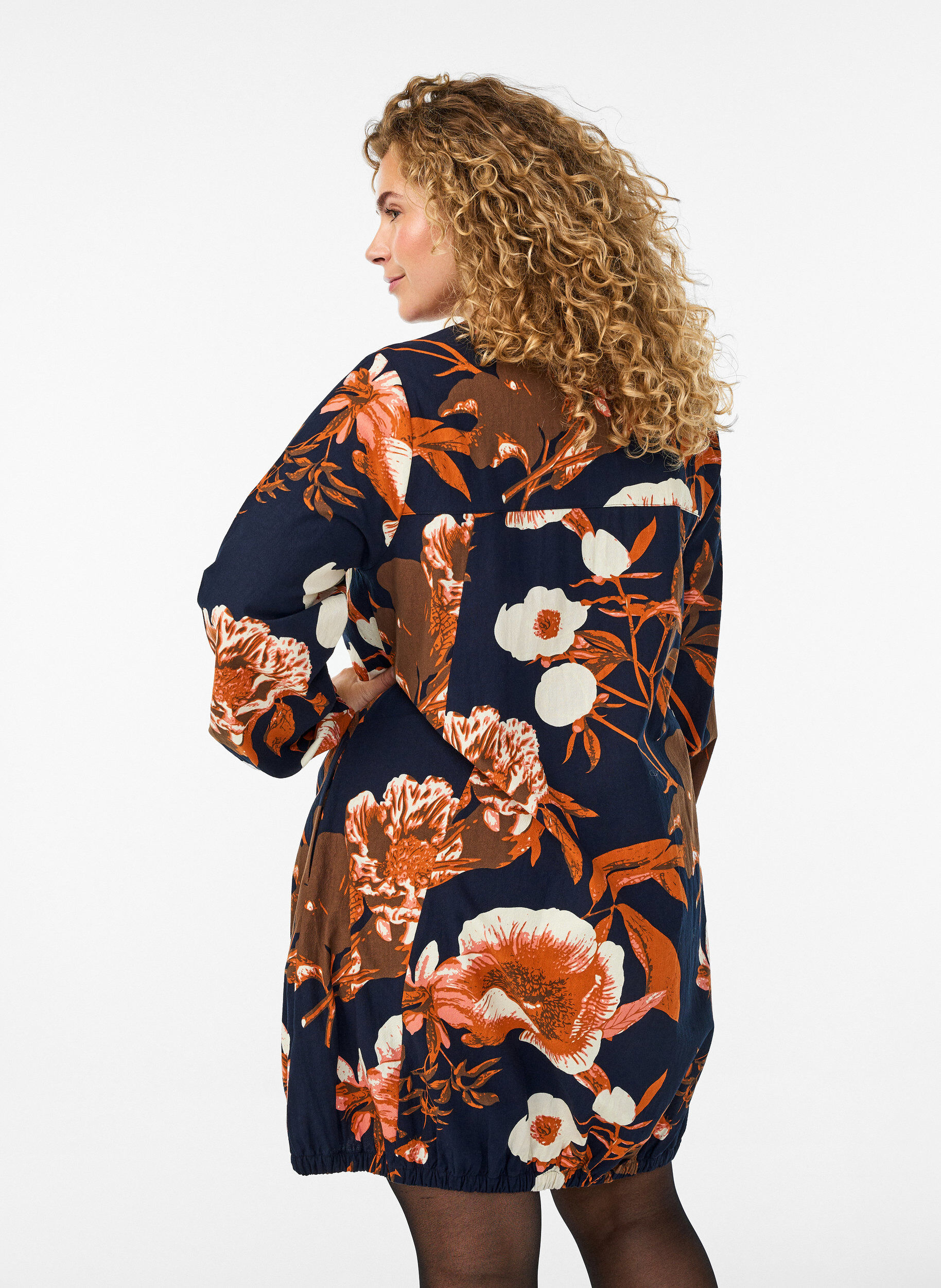 Zizzi Lyhyt puuvillamekko joustavalla helmalla ja pitk&auml;t hihat, Musta, Model image number 2