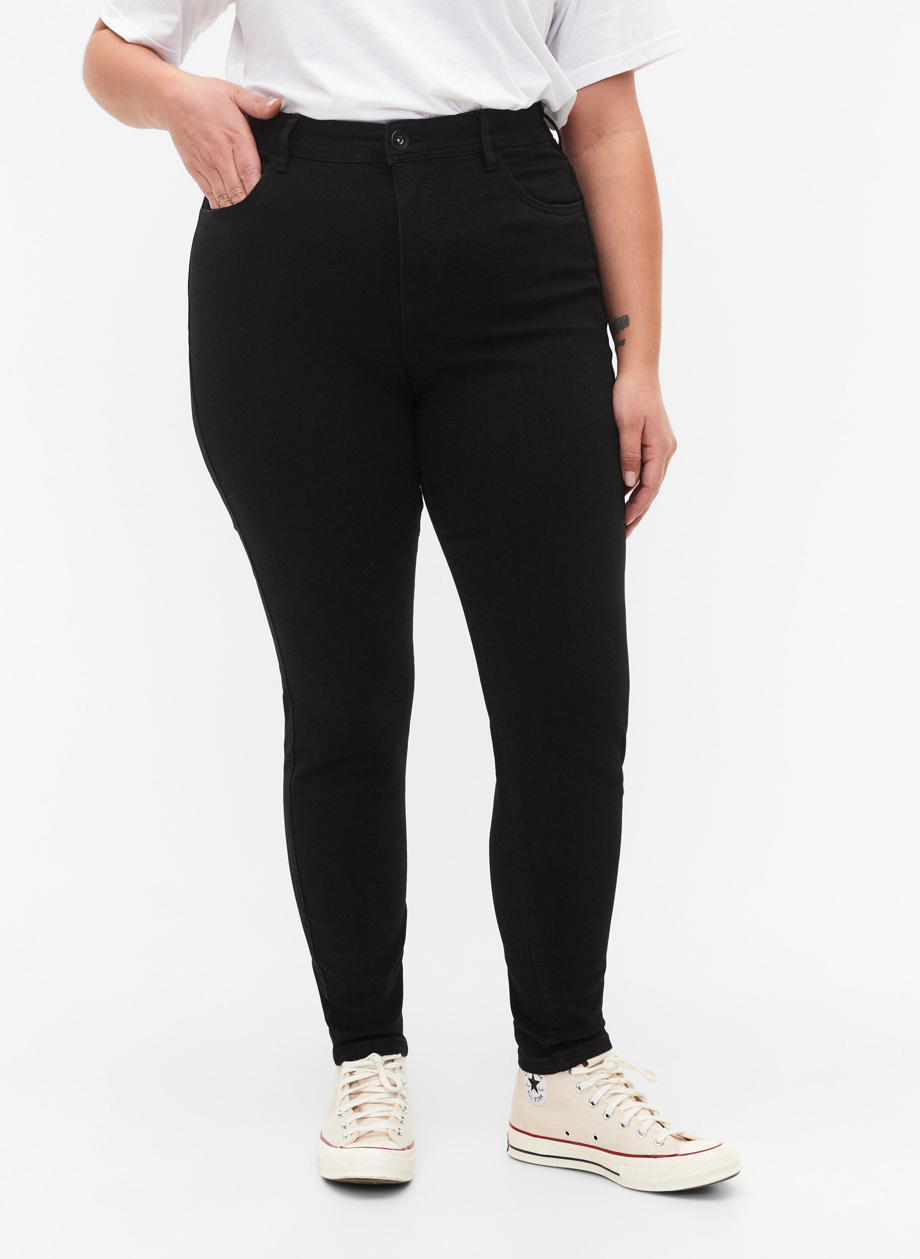 ZizziFarkut super slim fit -mallissa, Musta, Model image number 3