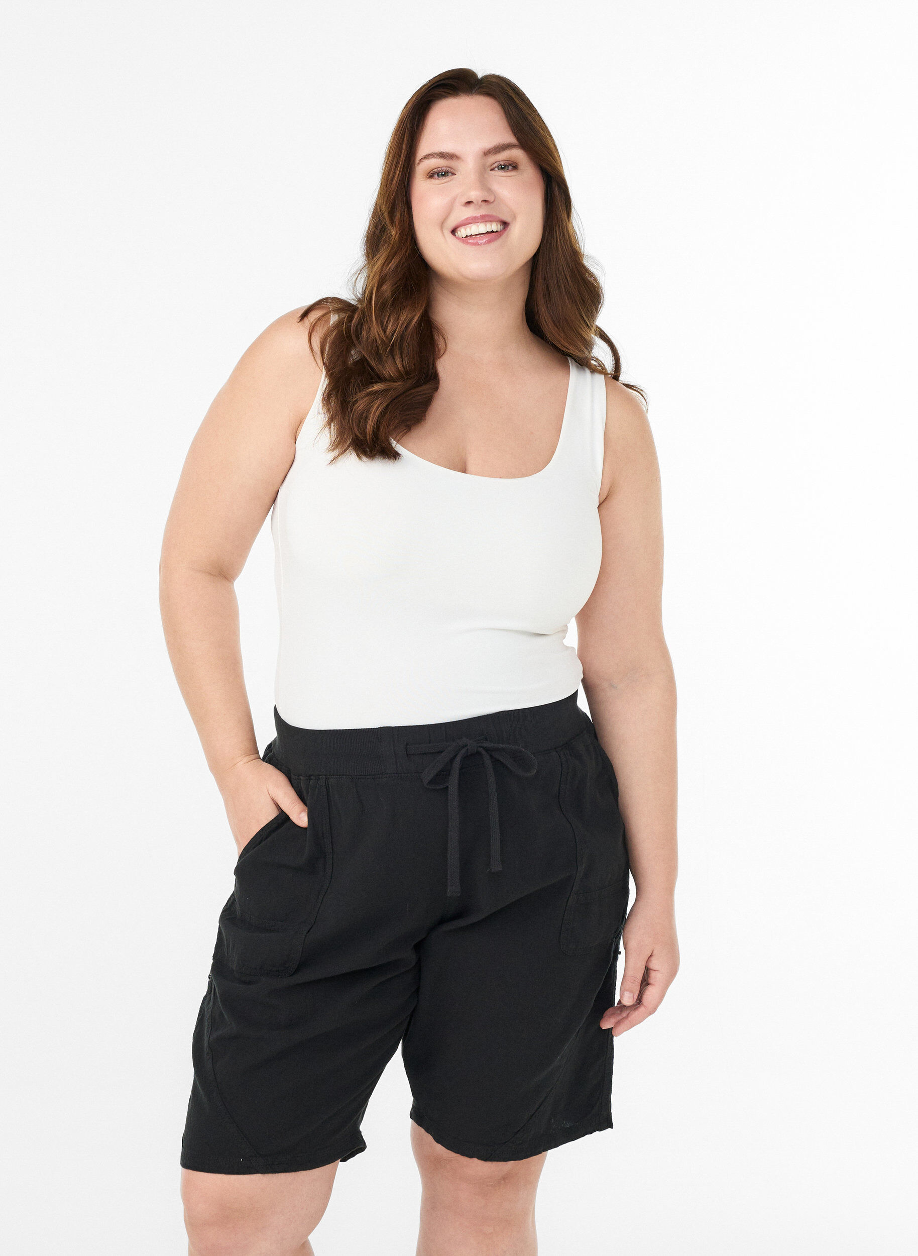 Zizzi V&auml;lj&auml;t puuvillashortsit taskuilla, Musta, Model image number 0